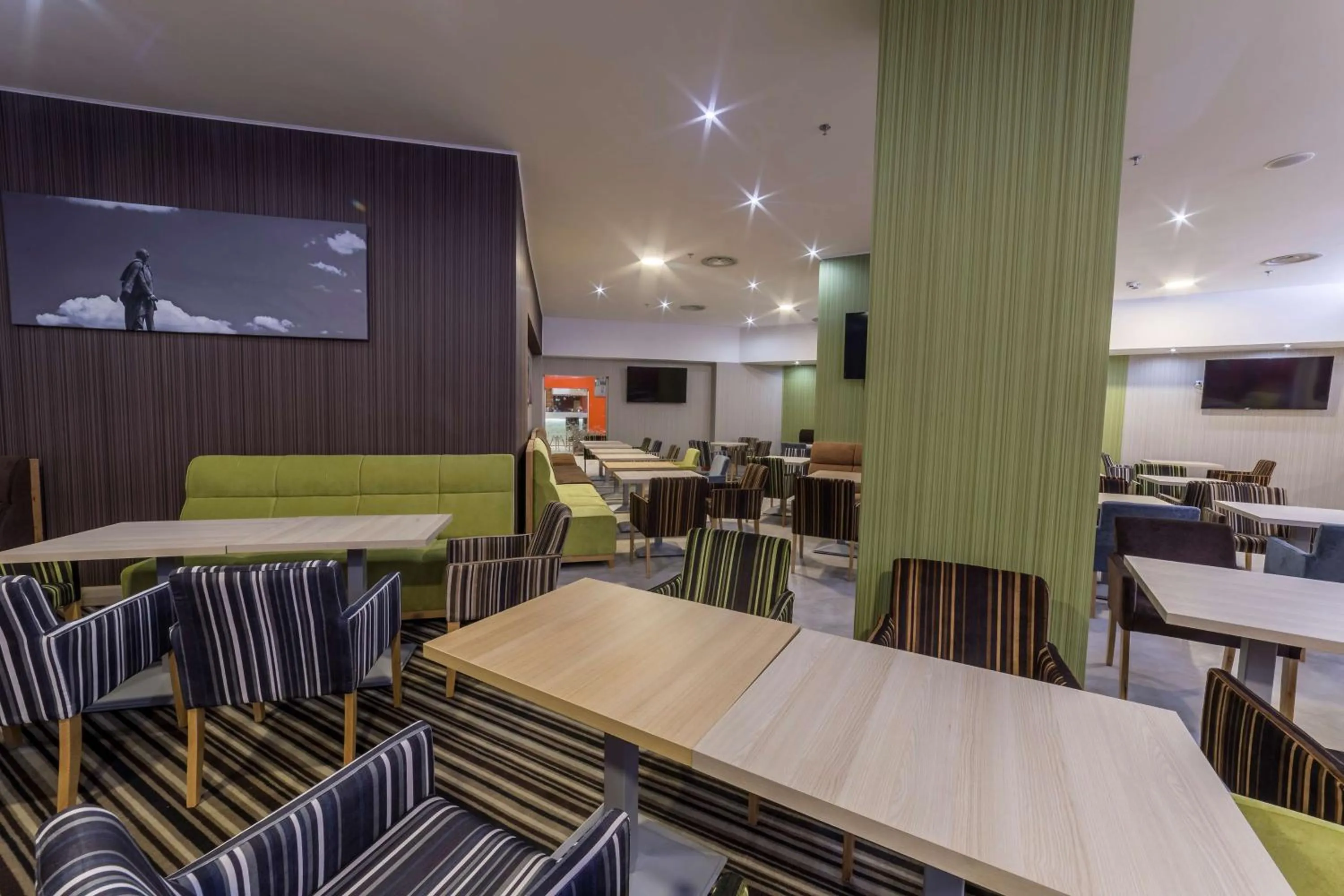 Restaurant/places to eat in Hampton By Hilton Iasi