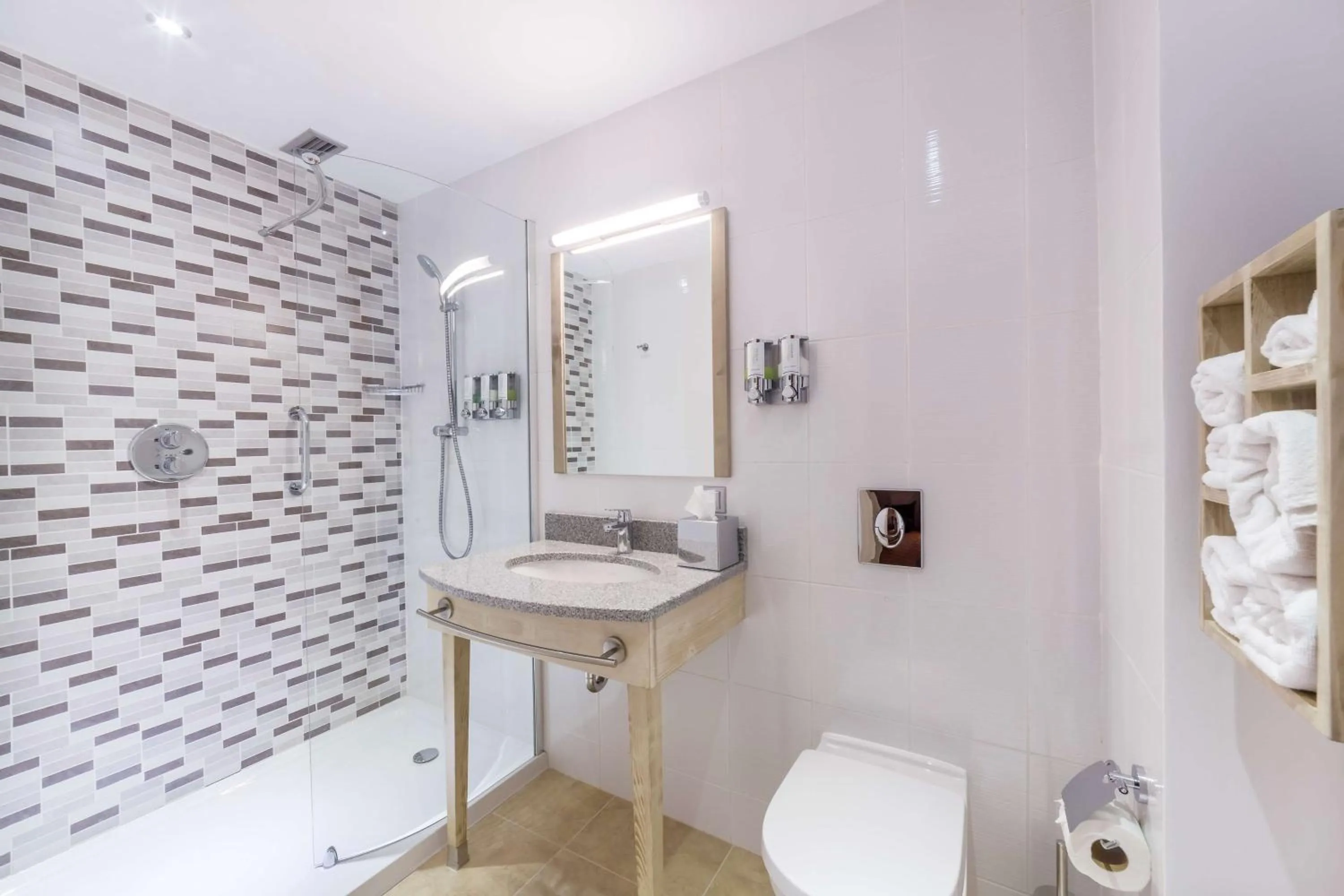 Bathroom in Hampton By Hilton Iasi