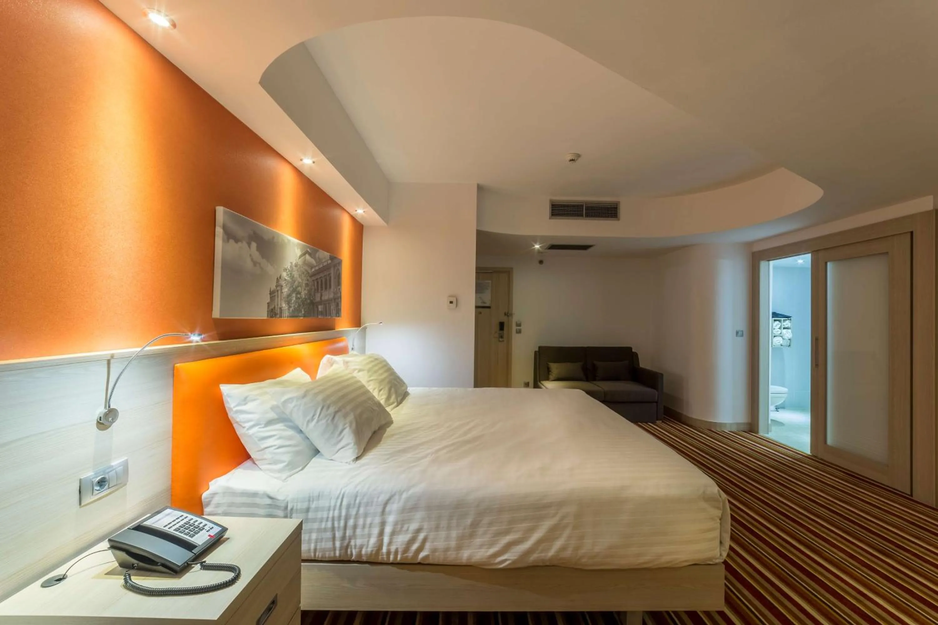 Living room, Bed in Hampton By Hilton Iasi