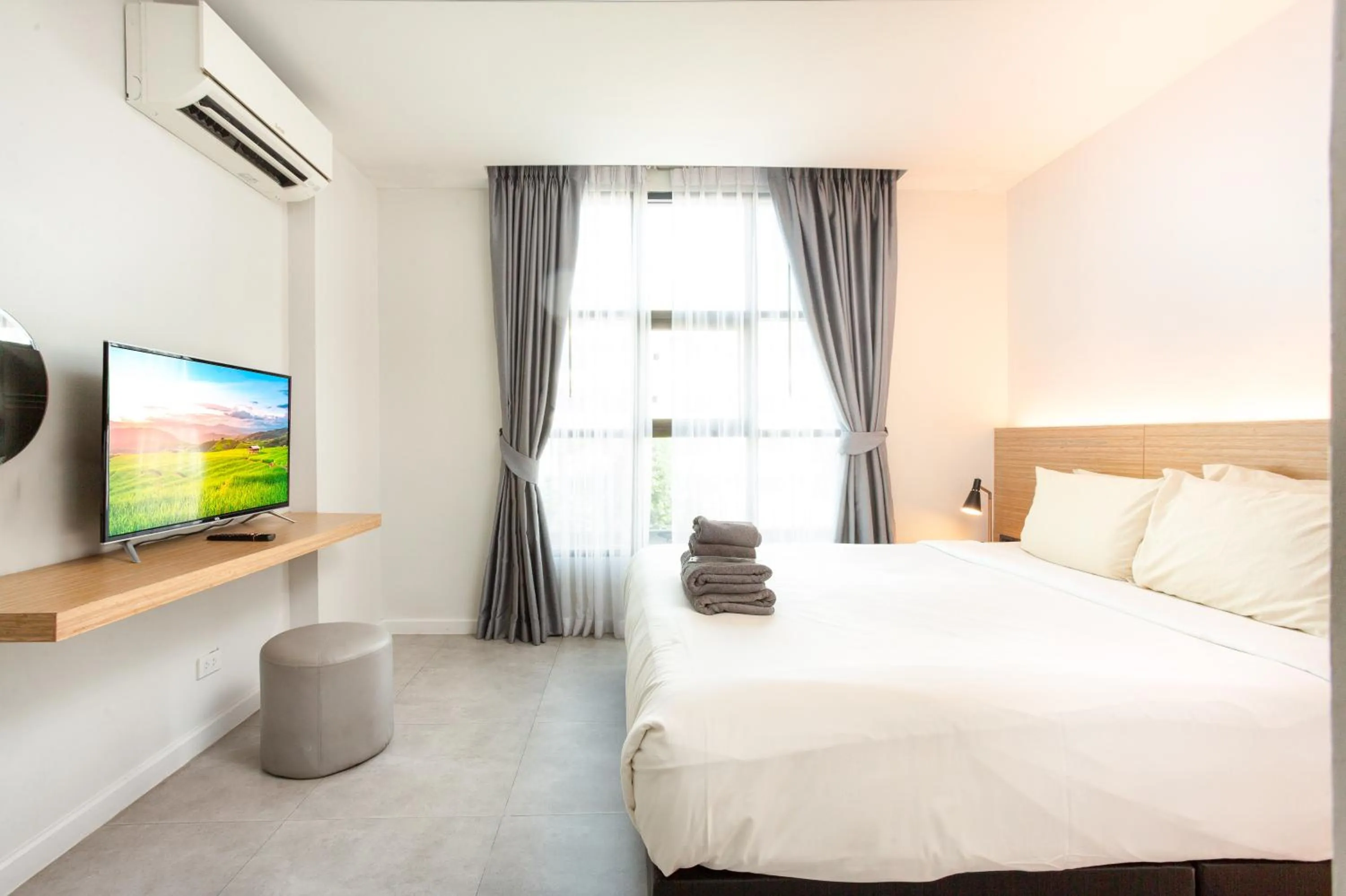 Communal lounge/ TV room, Bed in ISTY Design Hotel