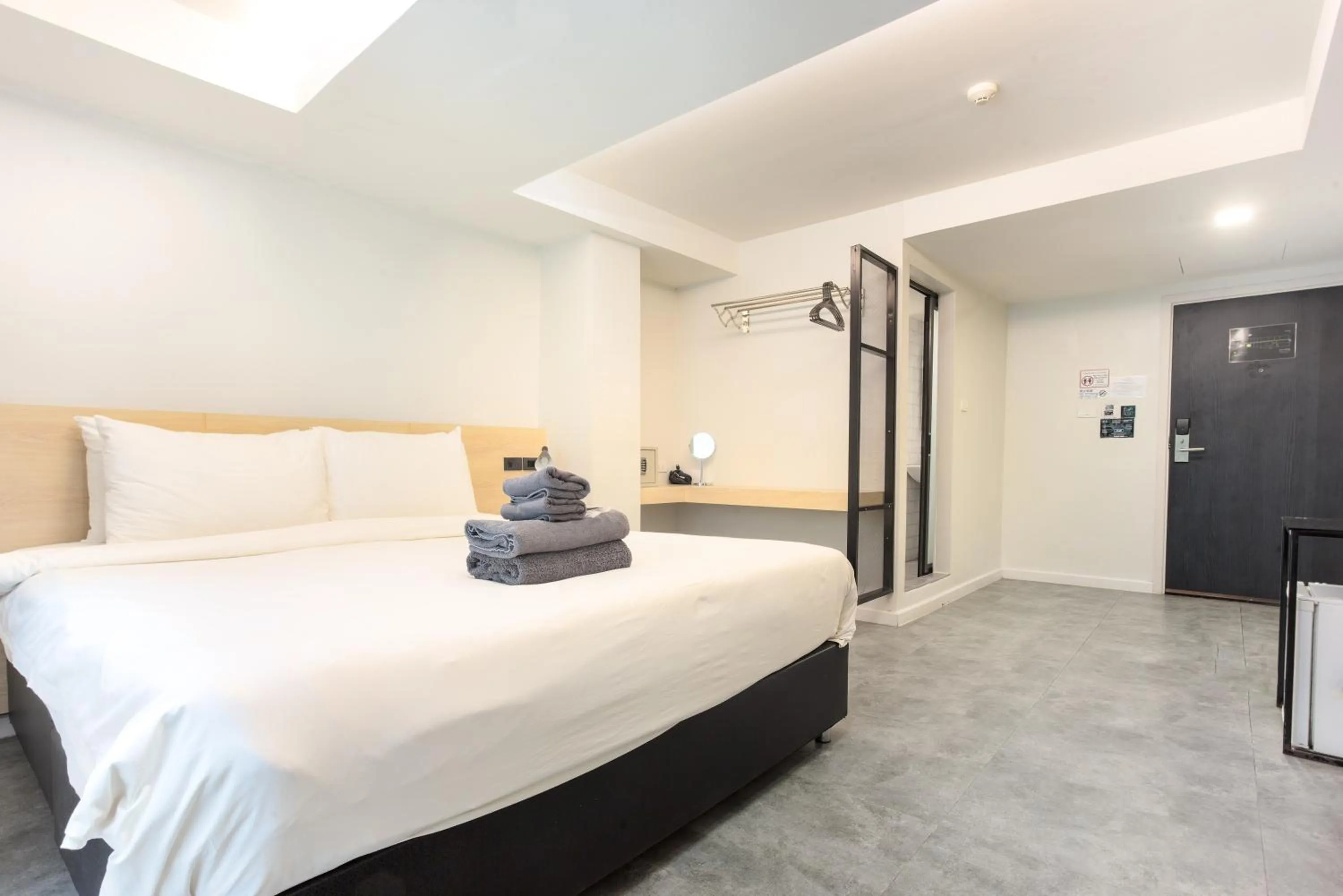 Photo of the whole room, Bed in ISTY Design Hotel