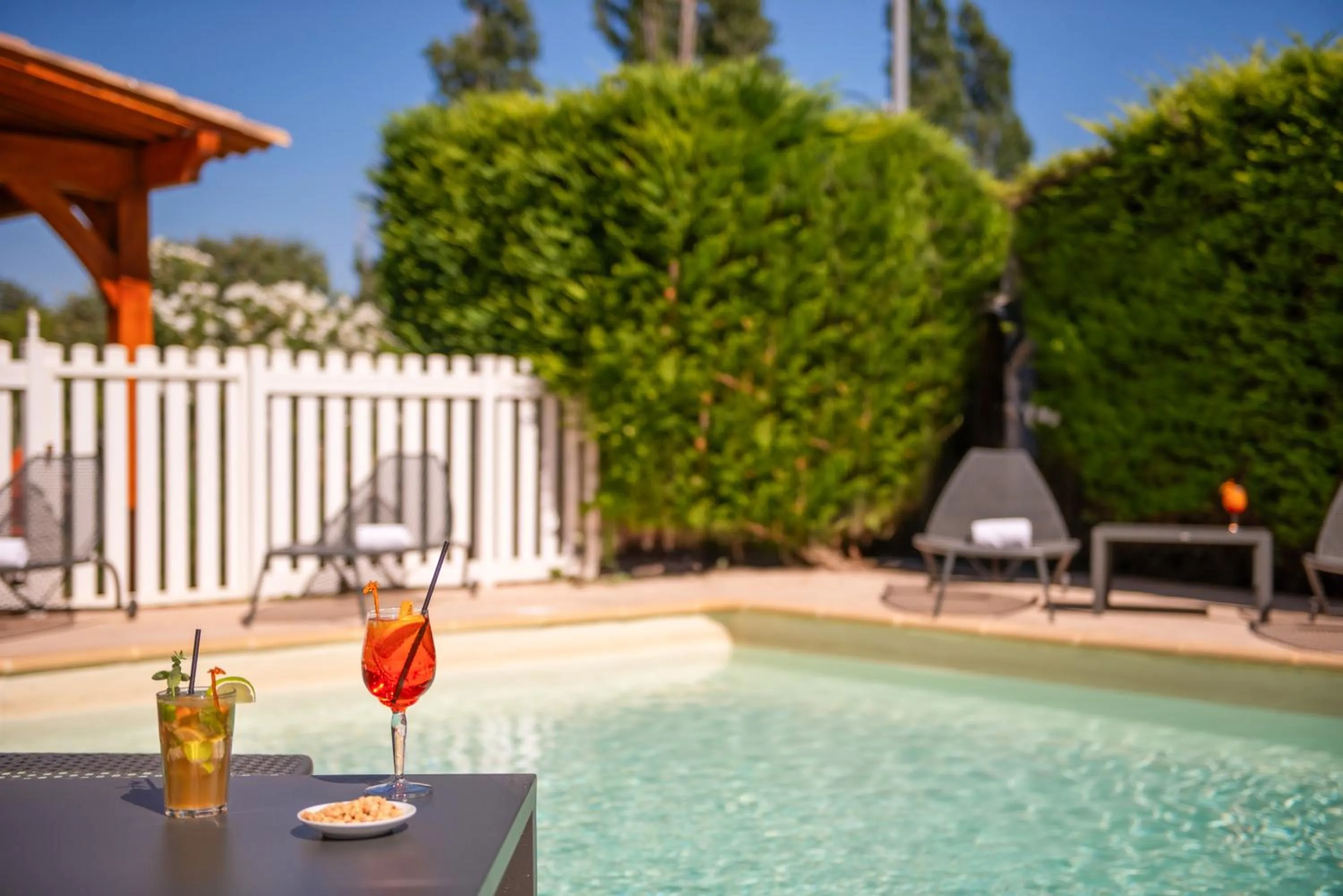 Swimming pool in The Originals City, Hôtel La Belle Étape, Brignoles