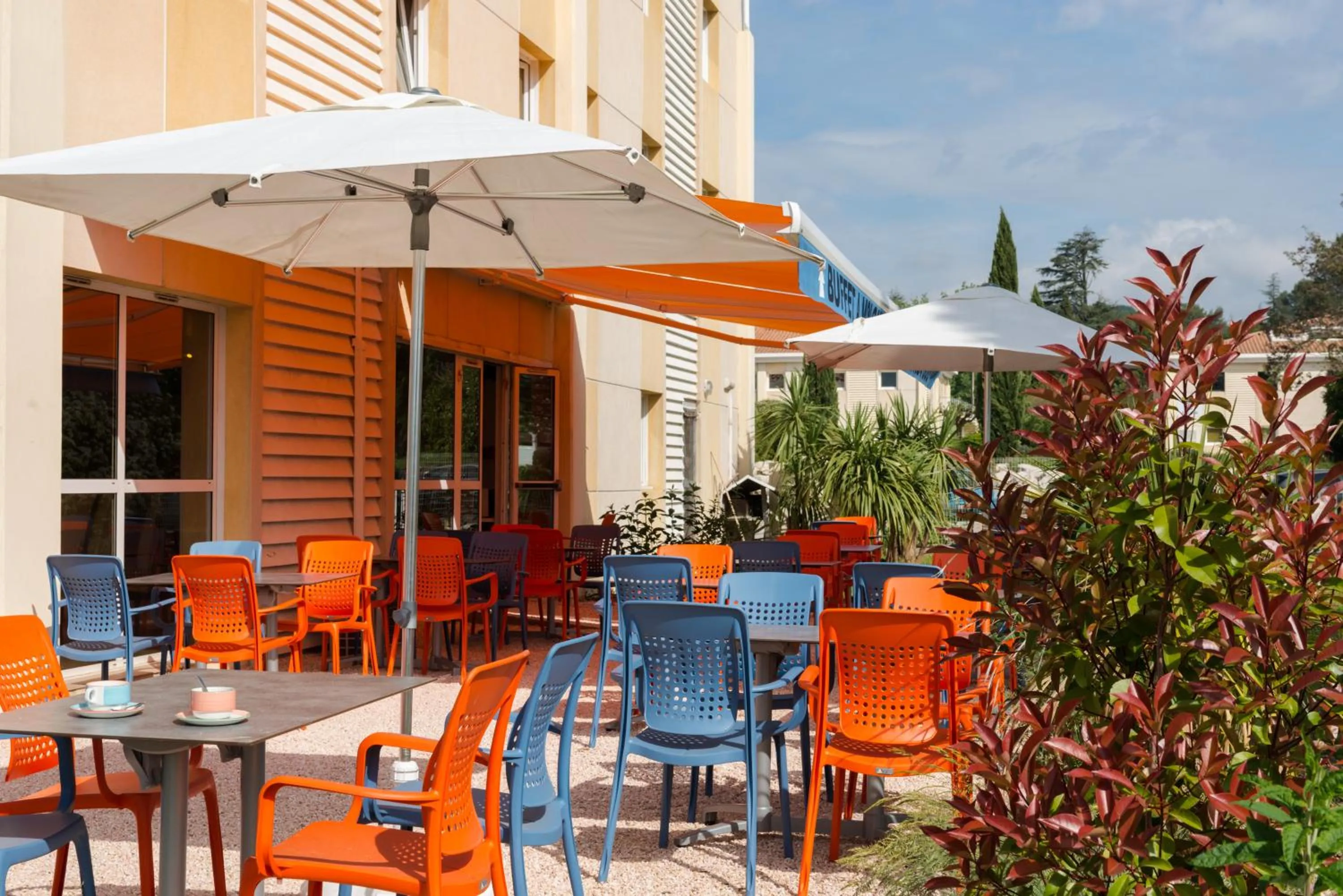 Patio in The Originals City, Hôtel La Belle Étape, Brignoles