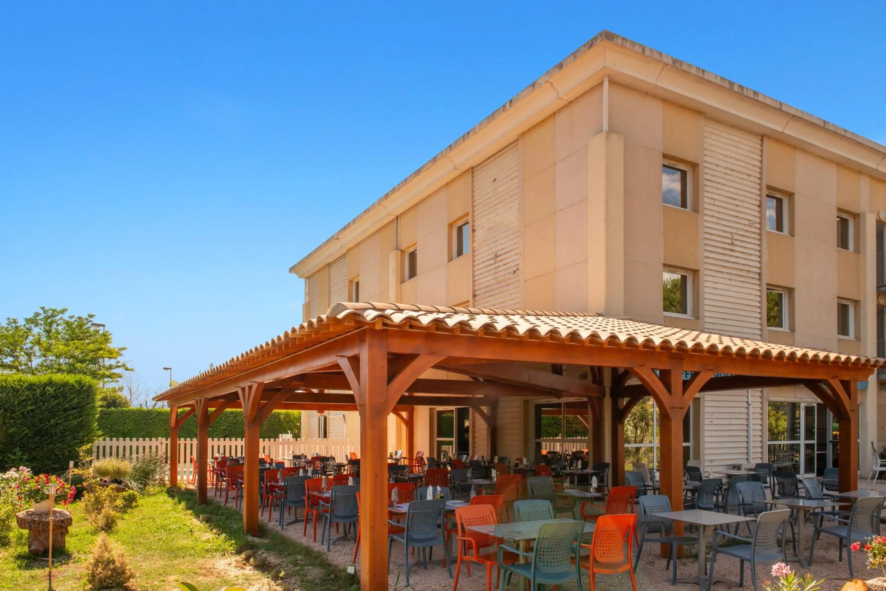Patio in The Originals City, Hôtel La Belle Étape, Brignoles