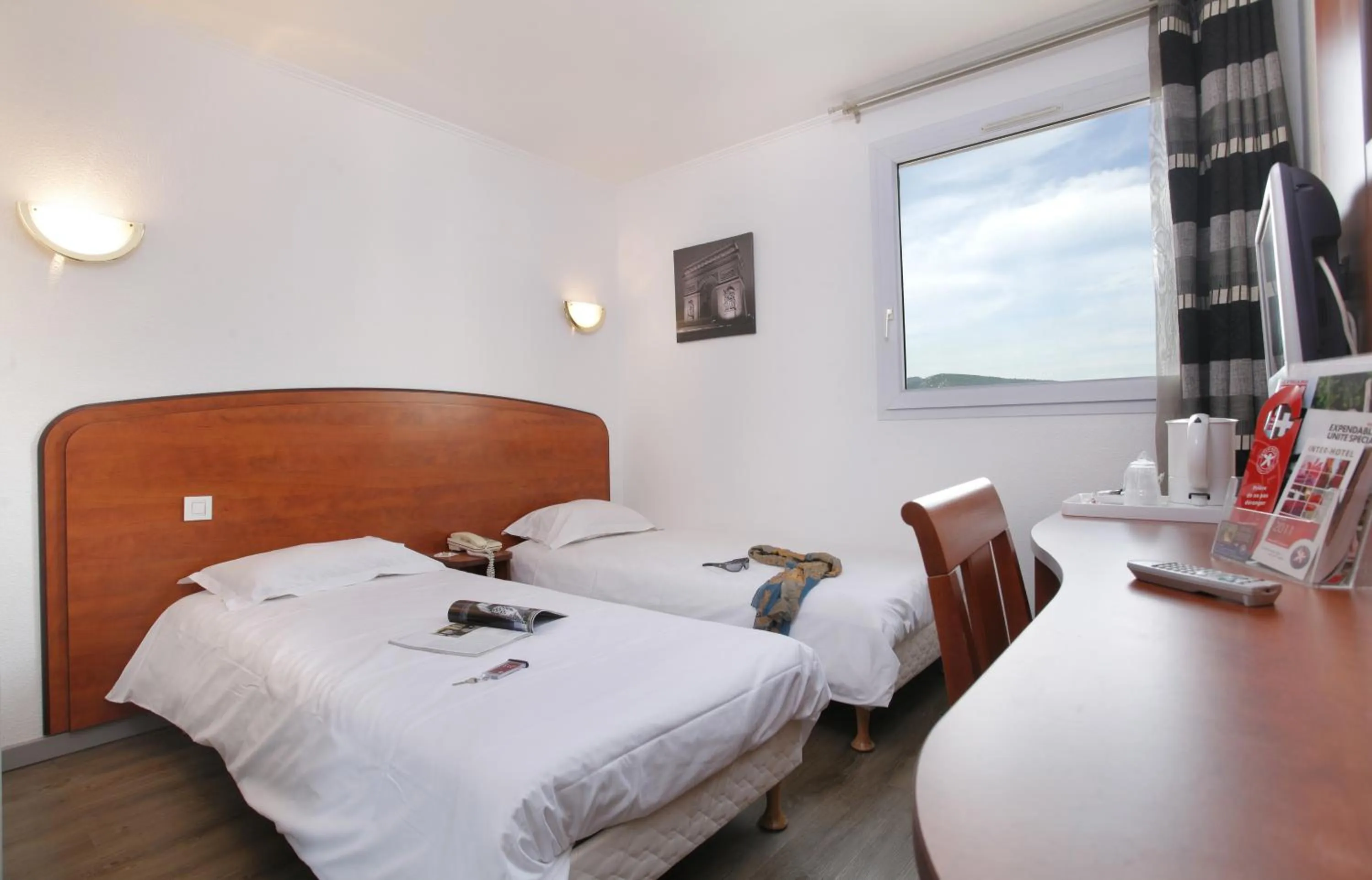 Photo of the whole room, Bed in The Originals City, Hôtel La Belle Étape, Brignoles