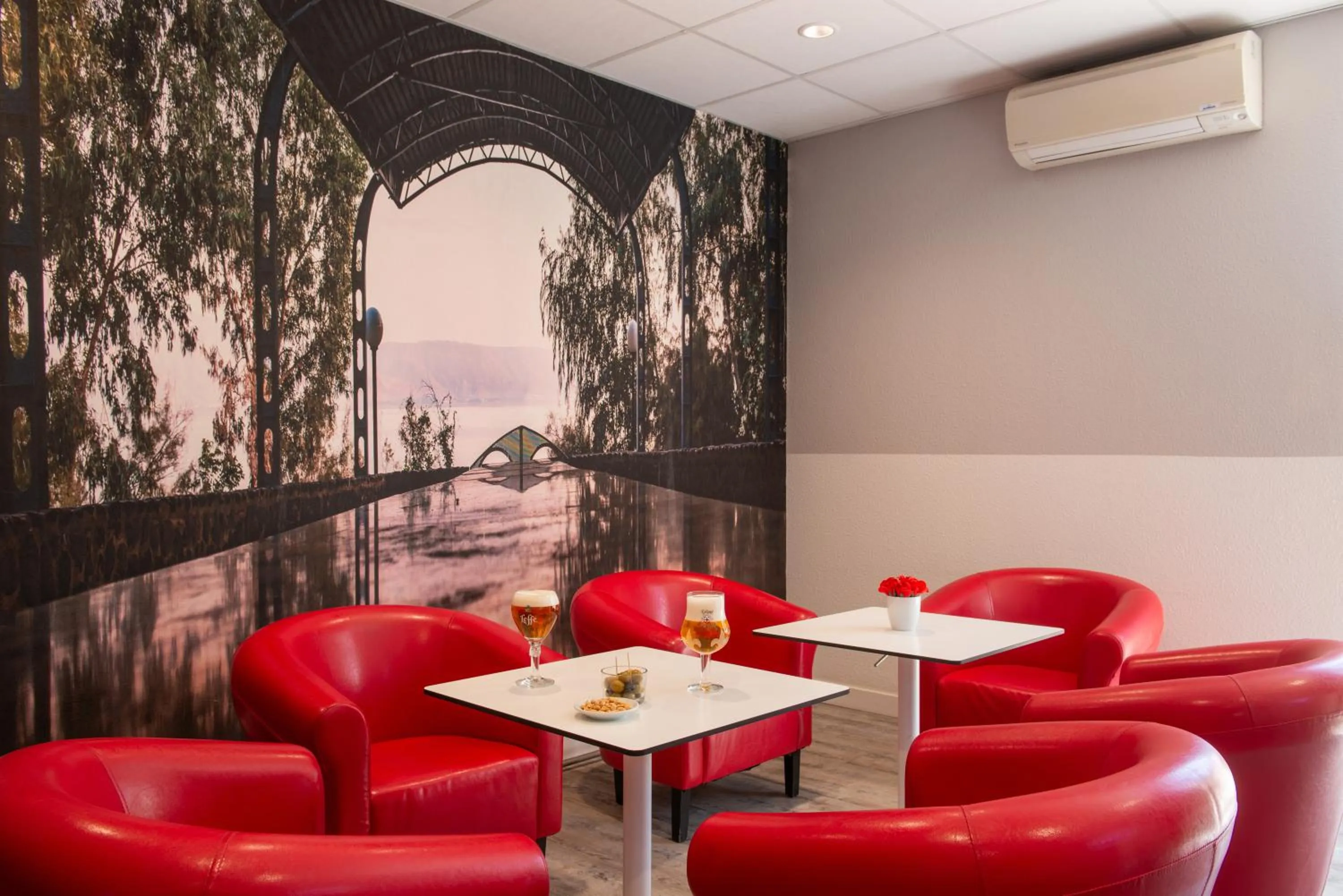 Lounge or bar in The Originals City, Hôtel La Belle Étape, Brignoles