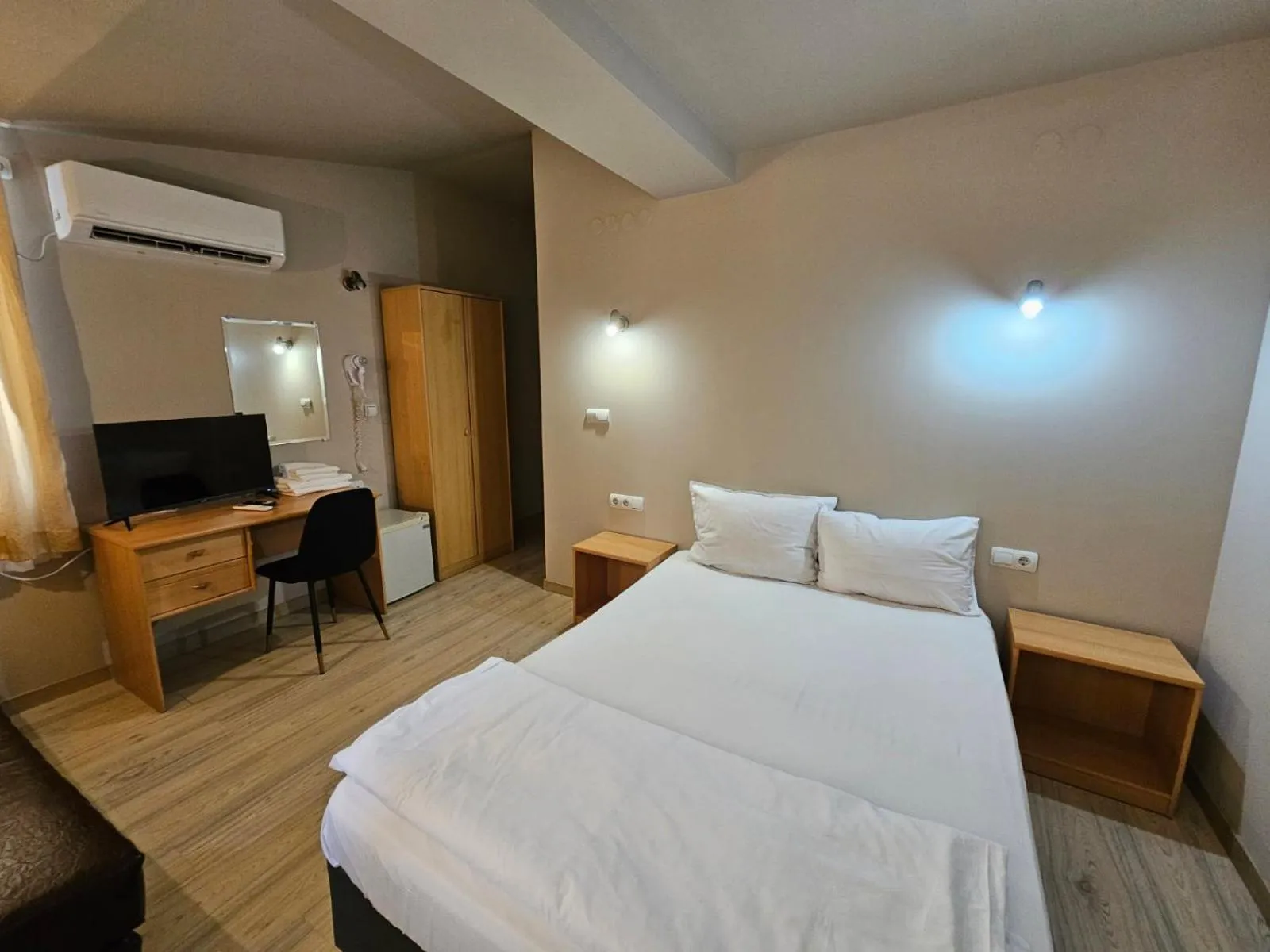 Communal lounge/ TV room, Bed in Hotel Racic Self-Check In