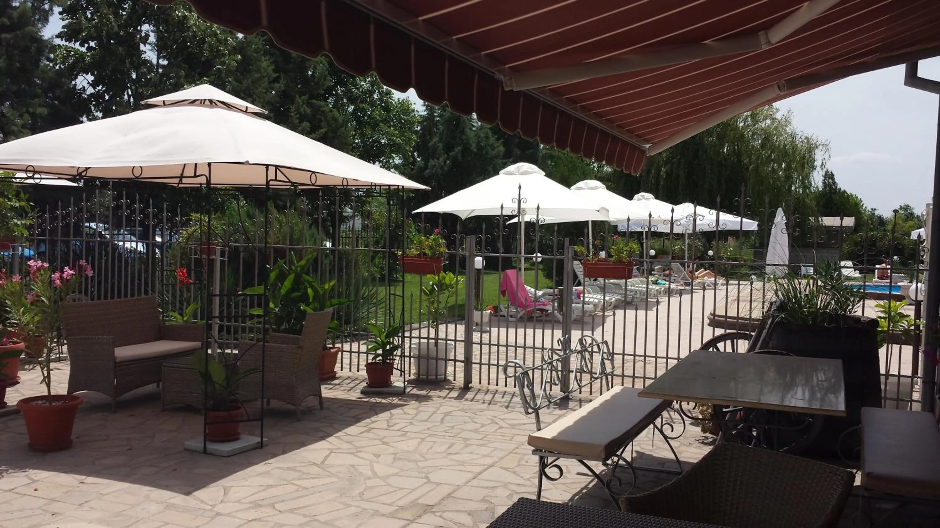 Restaurant/places to eat in Hotel Racic Self-Check In