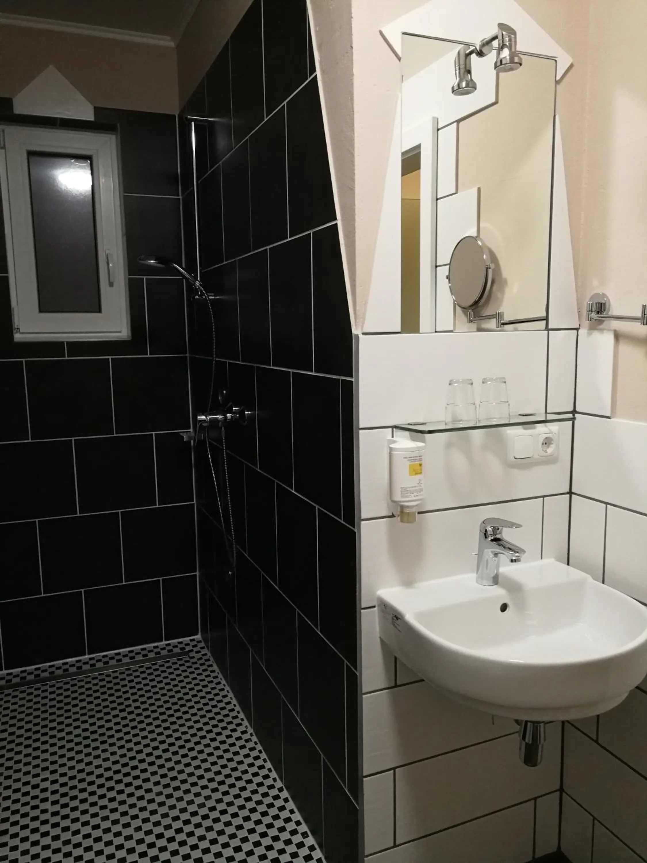 Shower in Apartmenthaus in Walle