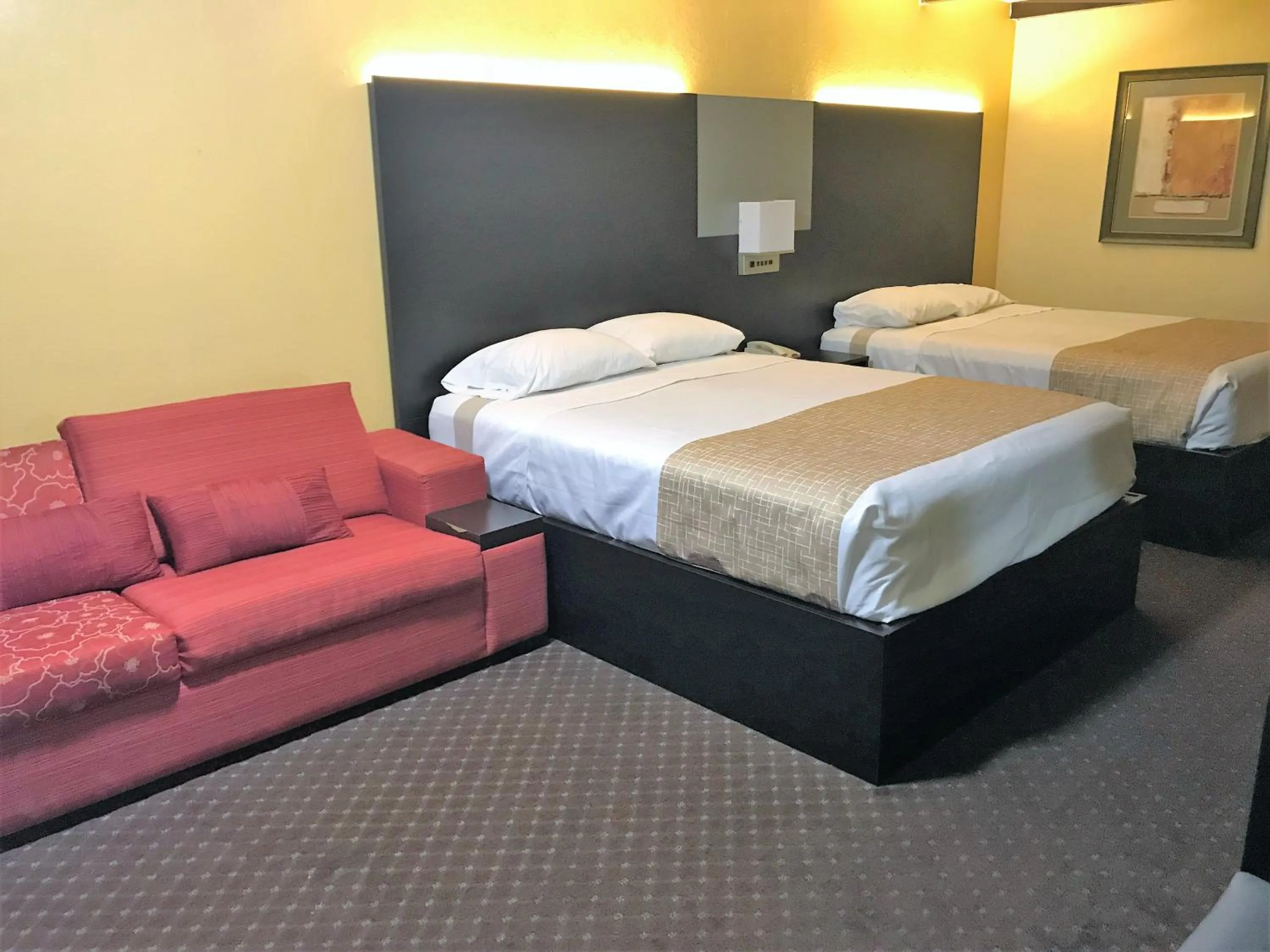 Living room, Bed in Travelodge by Wyndham New Braunfels