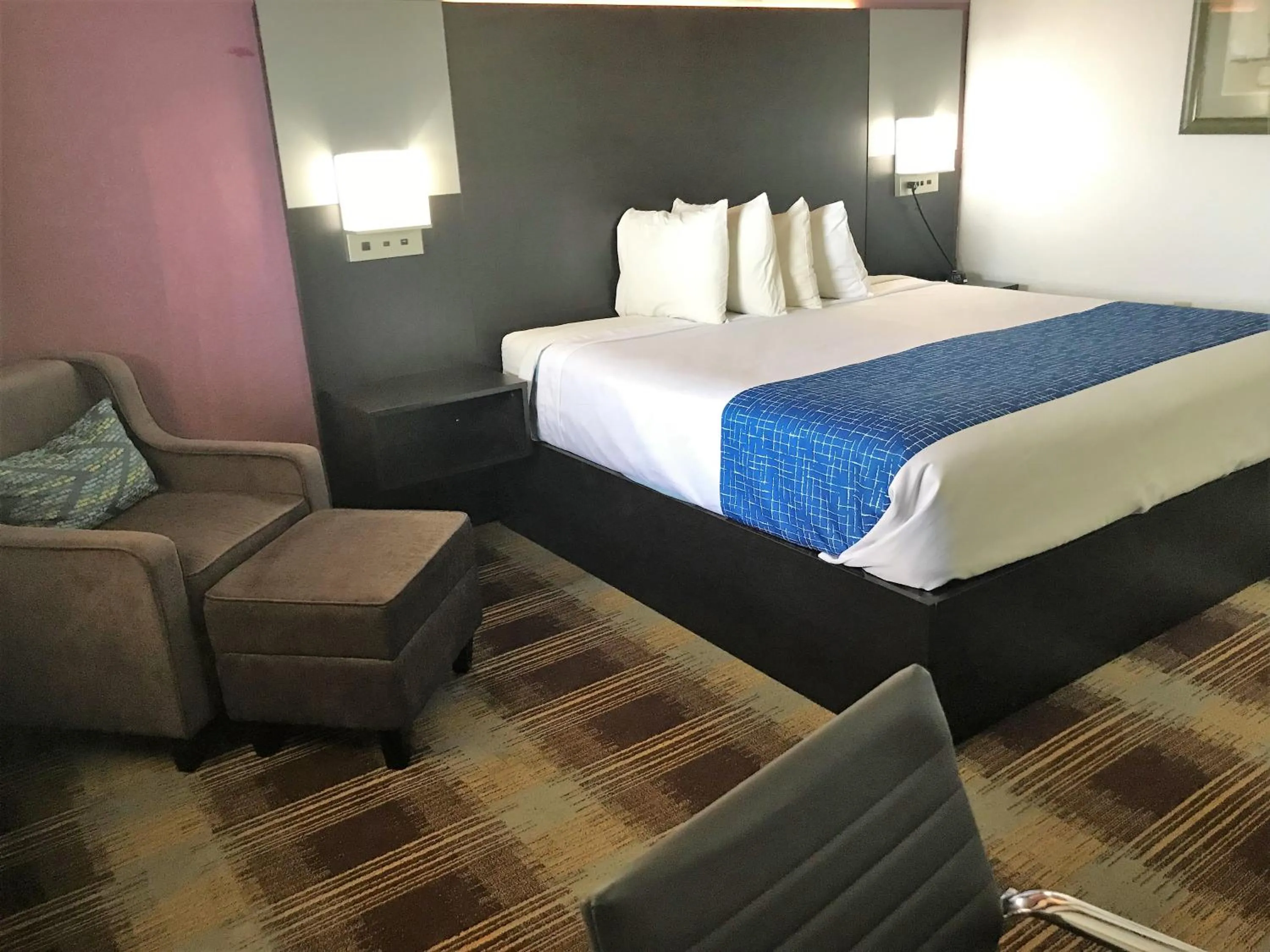 Living room, Bed in Travelodge by Wyndham New Braunfels