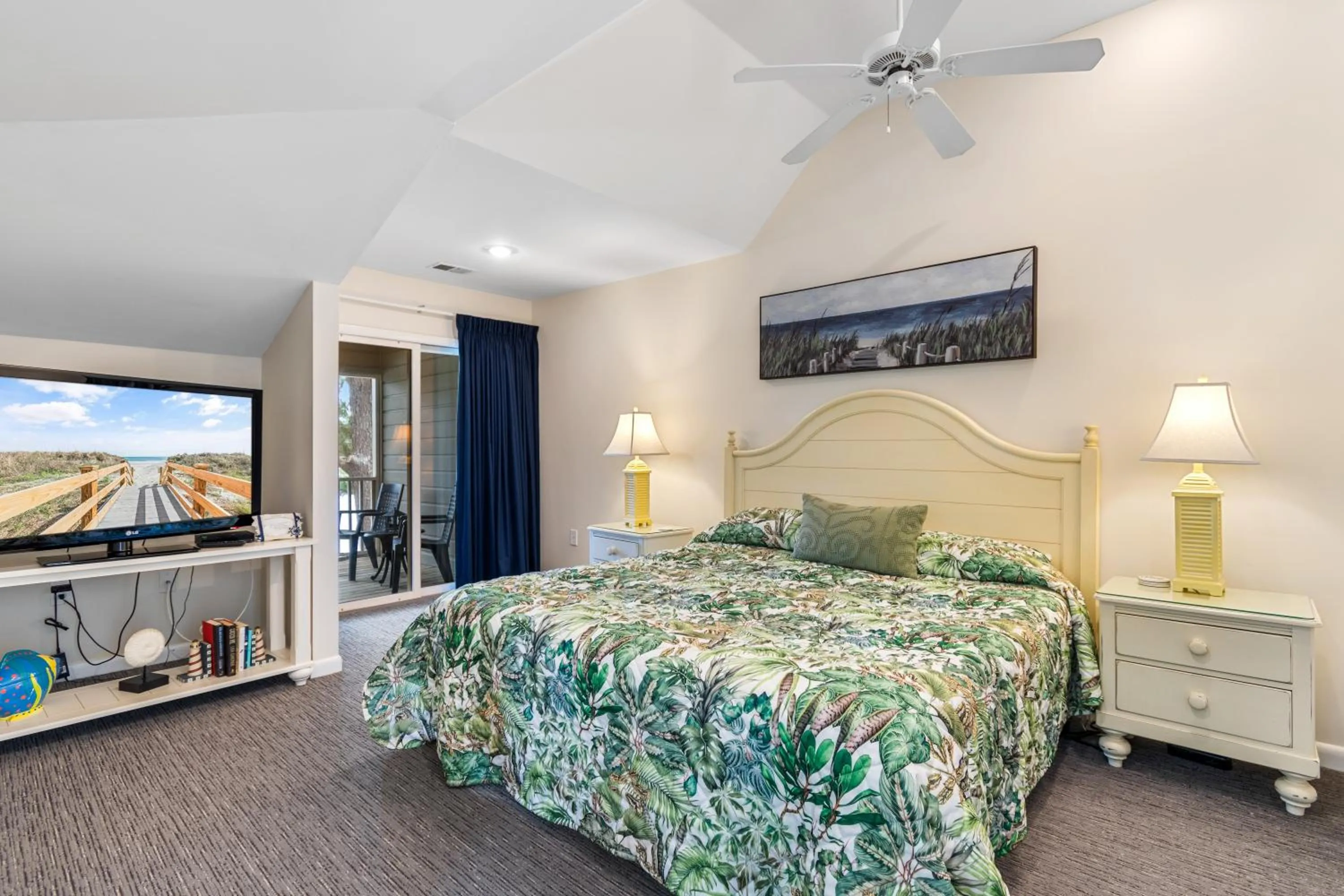 Bedroom, Bed in Litchfield Beach & Golf Resort