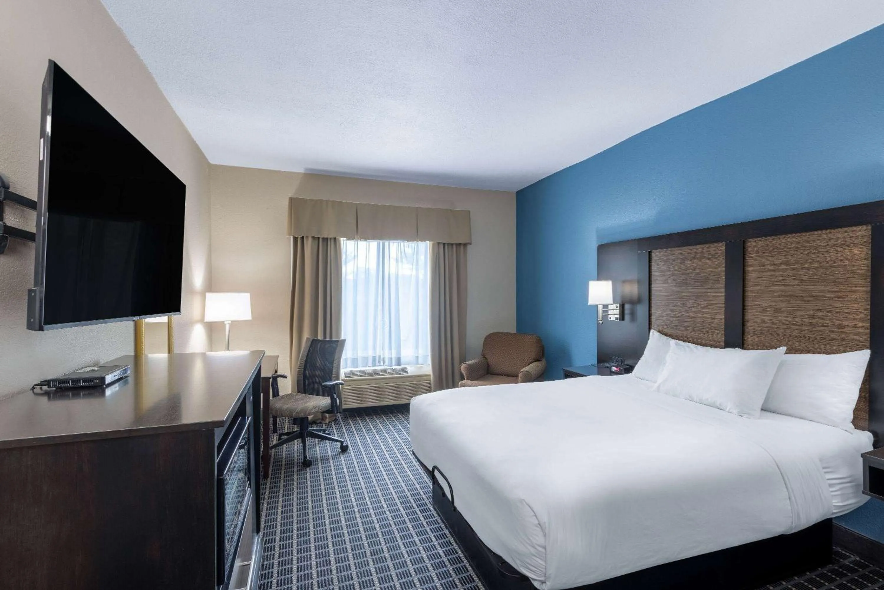 Photo of the whole room, Bed in Baymont by Wyndham Kirksville University Area