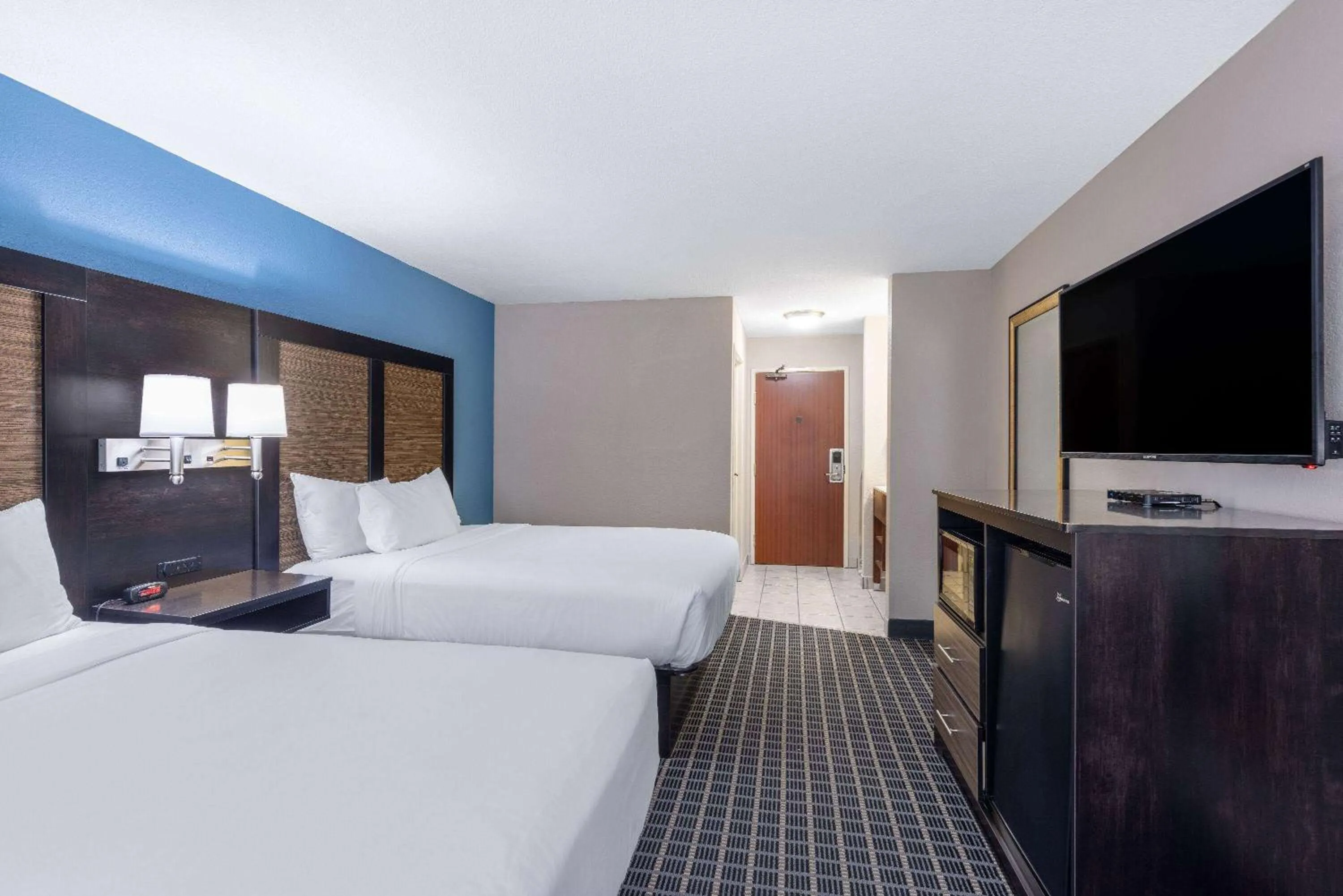 Photo of the whole room, Bed in Baymont by Wyndham Kirksville University Area