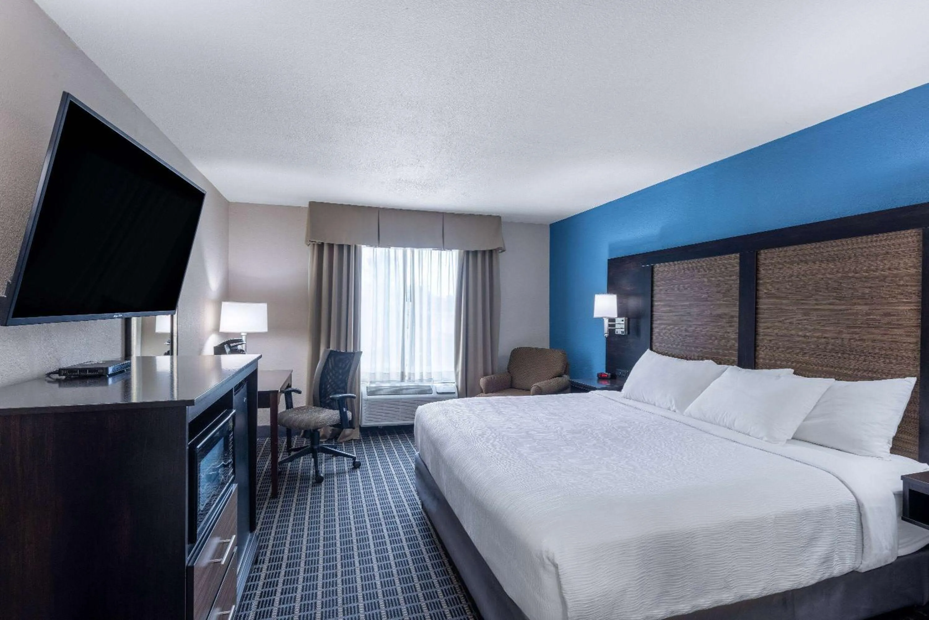 Photo of the whole room, Bed in Baymont by Wyndham Kirksville University Area