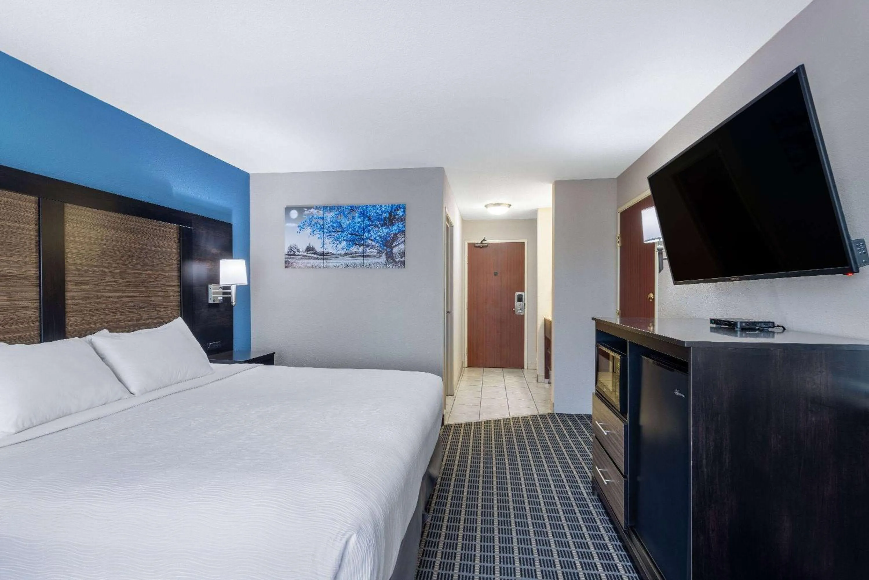 Photo of the whole room, Bed in Baymont by Wyndham Kirksville University Area