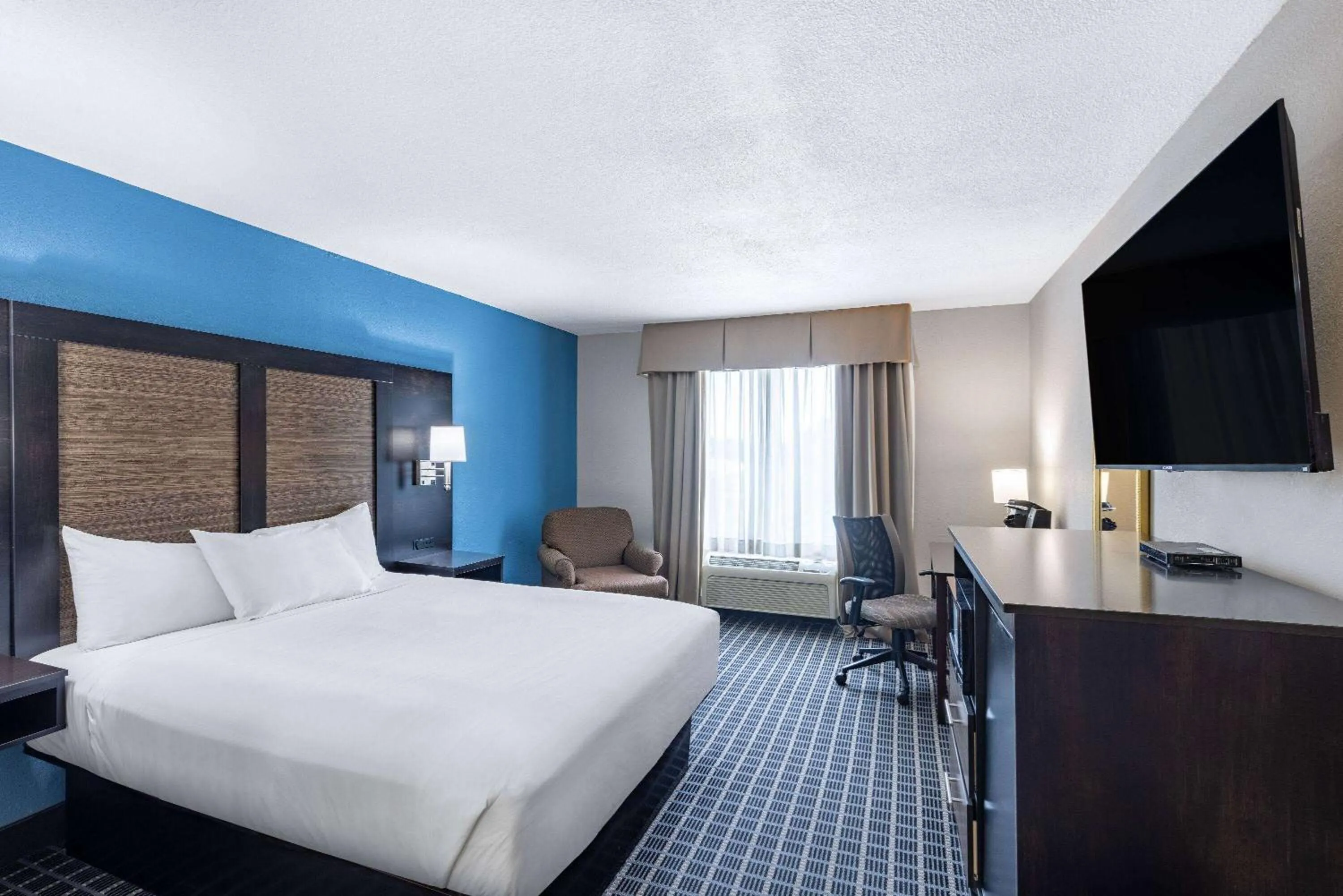 Photo of the whole room, Bed in Baymont by Wyndham Kirksville University Area