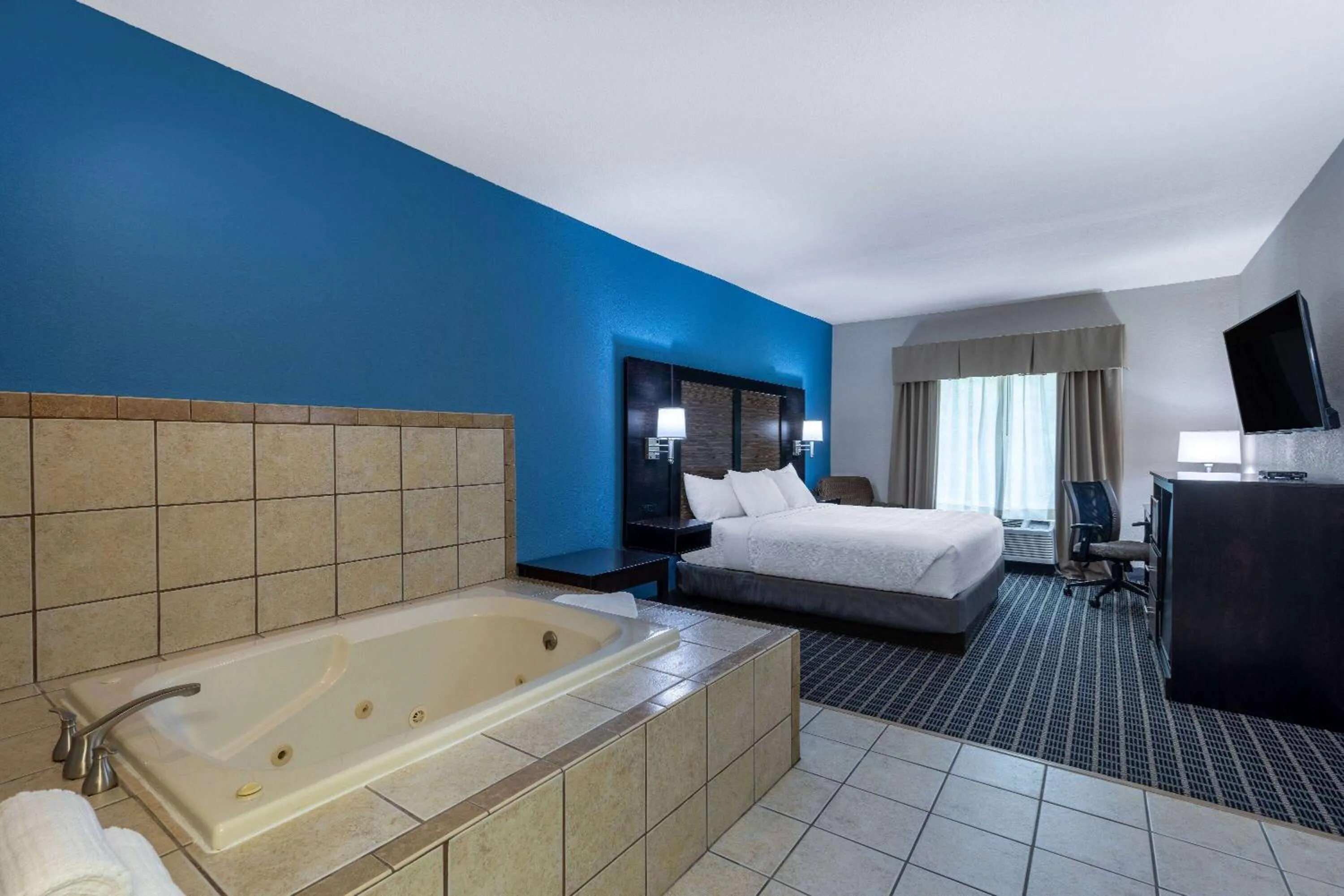 Hot Tub, Bed in Baymont by Wyndham Kirksville University Area