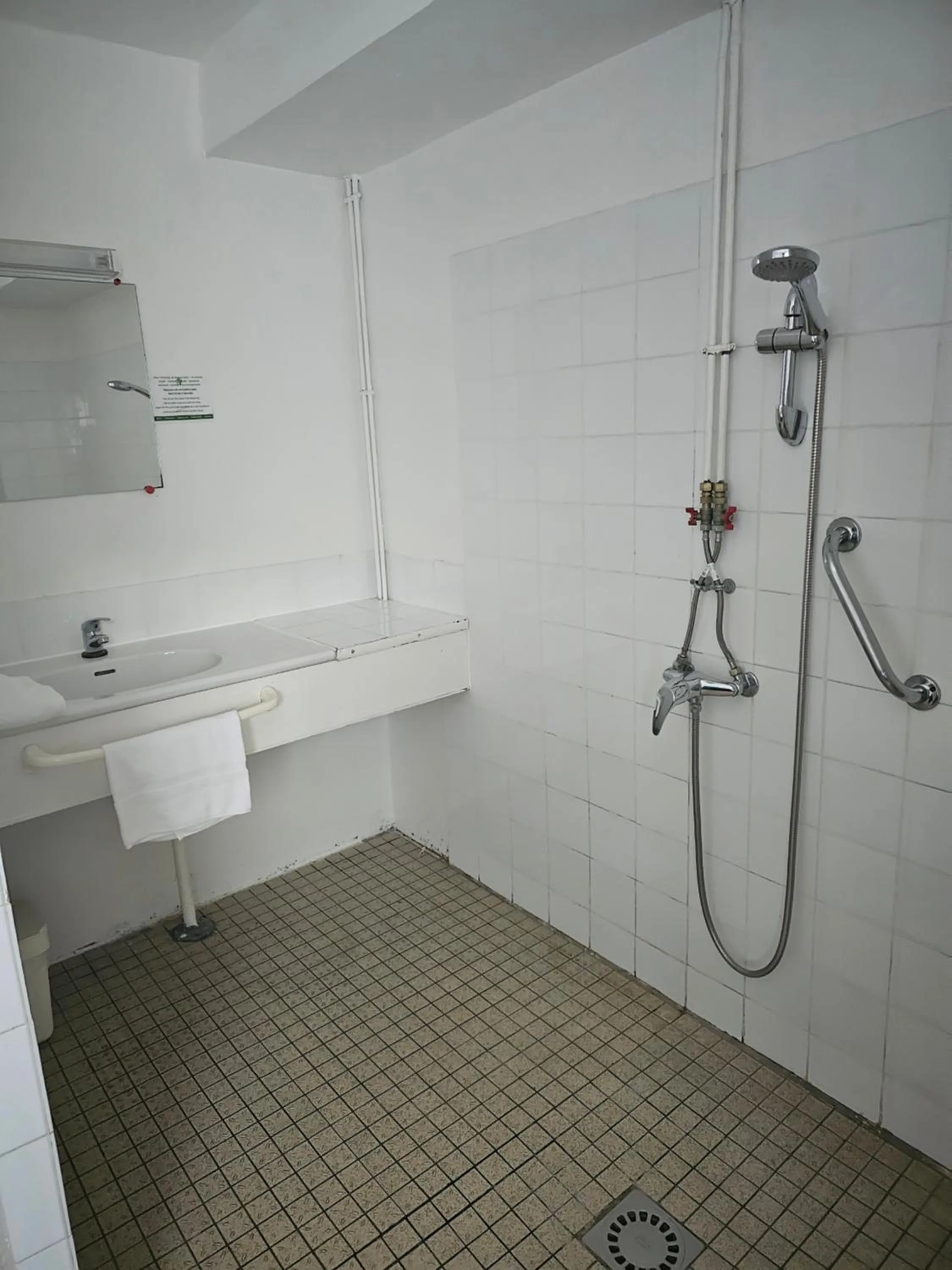 Shower in Hôtel Restaurant du Lac