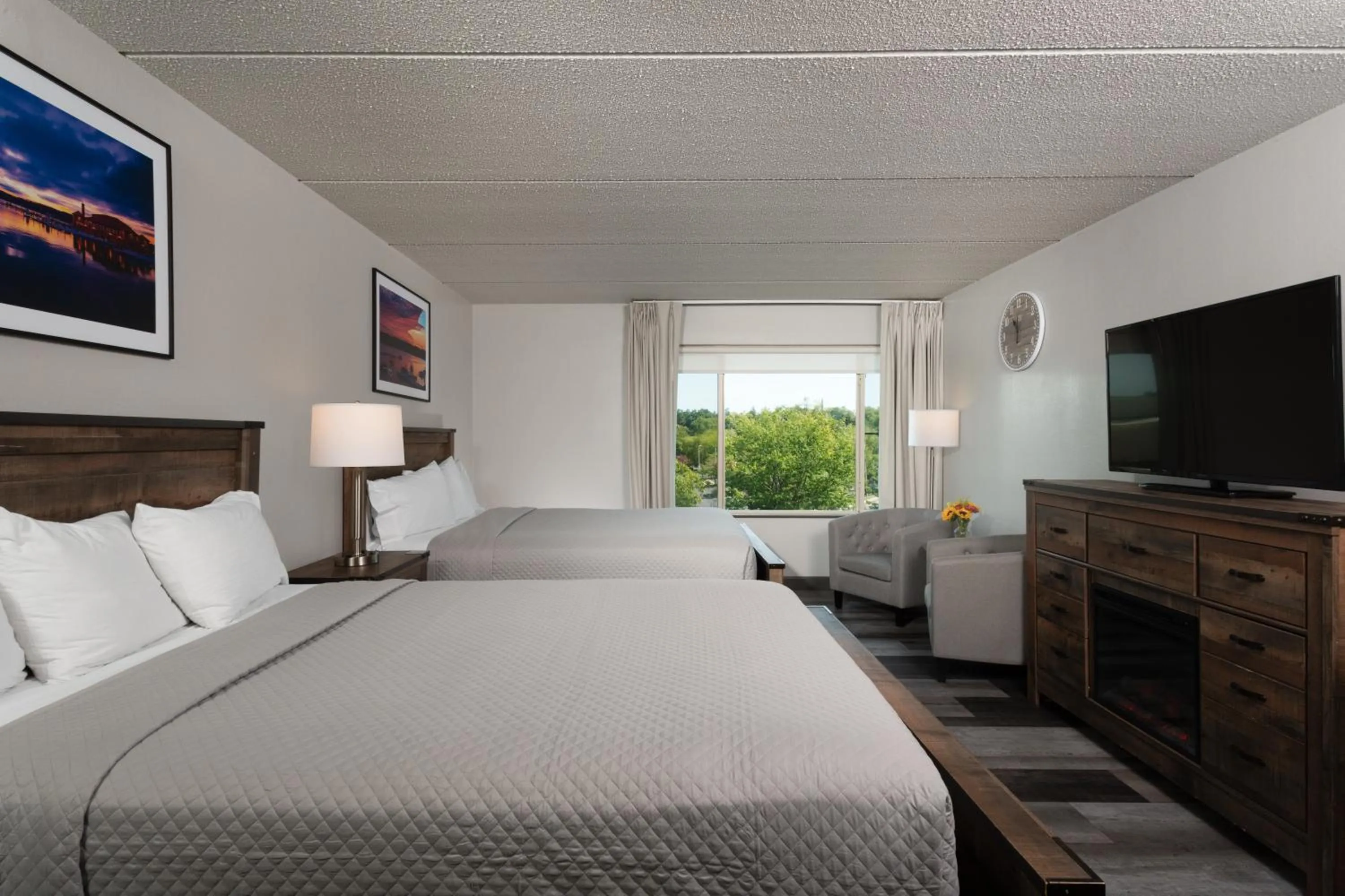 Photo of the whole room, Bed in Harbor Shores on Lake Geneva