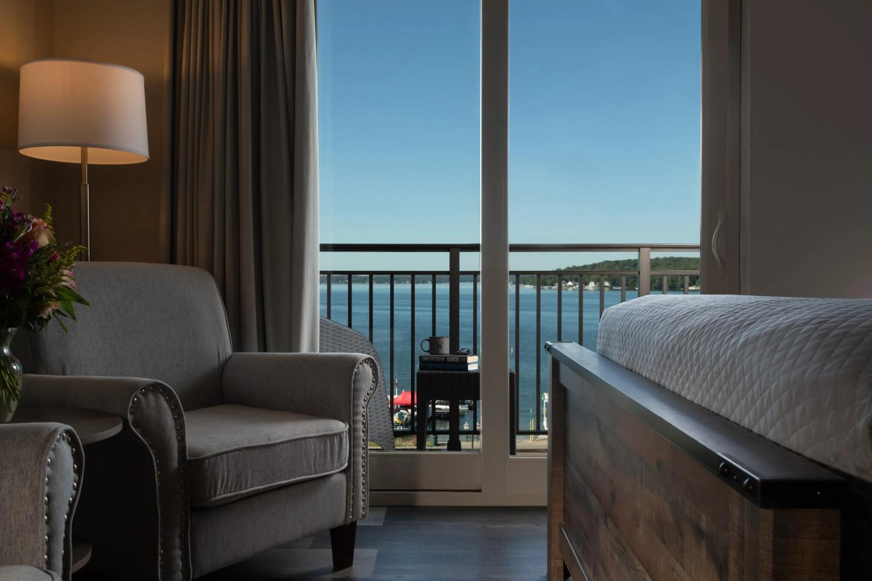 Lake view, Bed in Harbor Shores on Lake Geneva