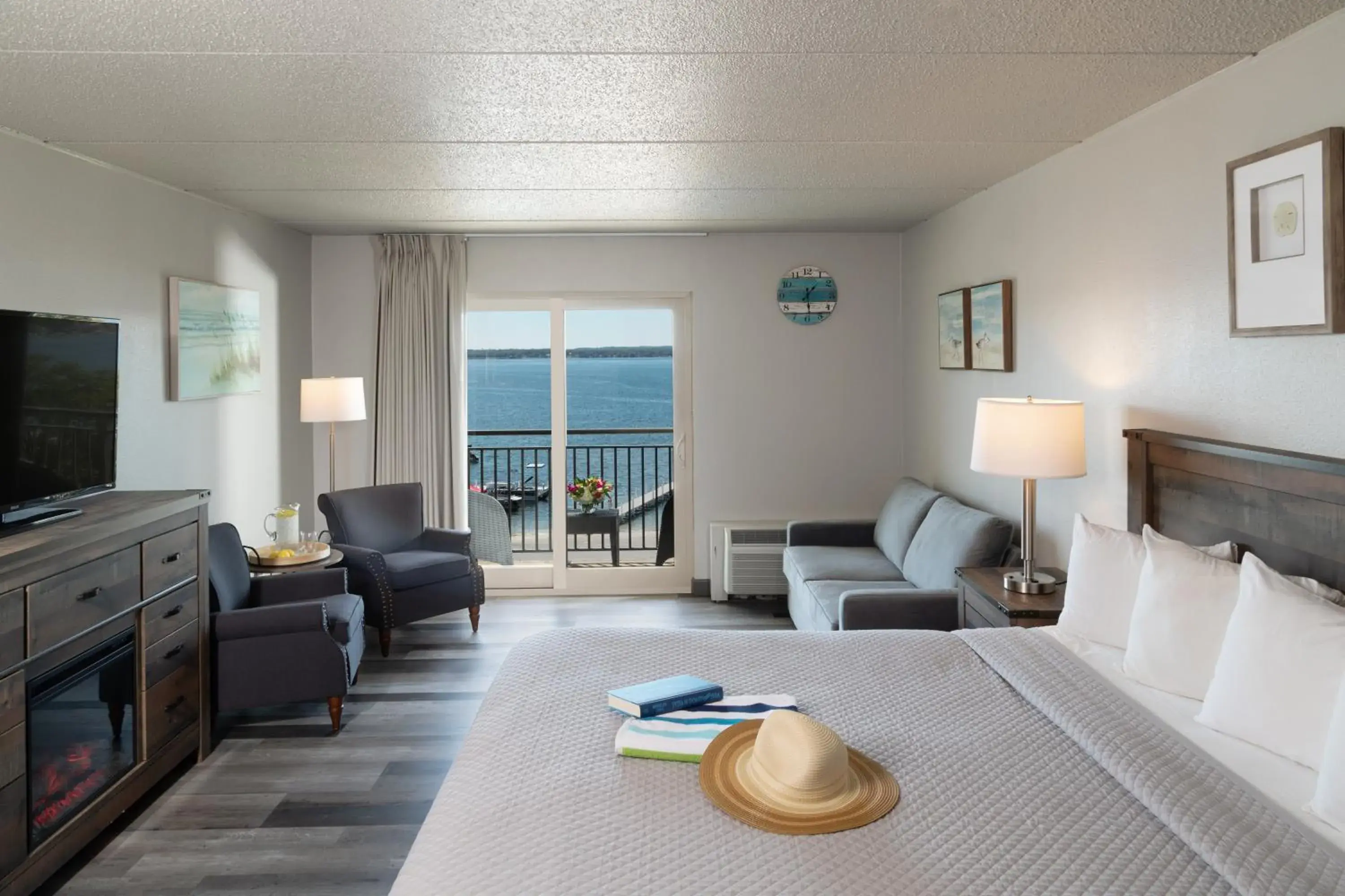 1 King Bed Lakeview - Balcony and pullout sofa in Harbor Shores on Lake Geneva 1 King Bed Lakeview - Balcony and pullout sofa in Harbor Shores on Lake Geneva