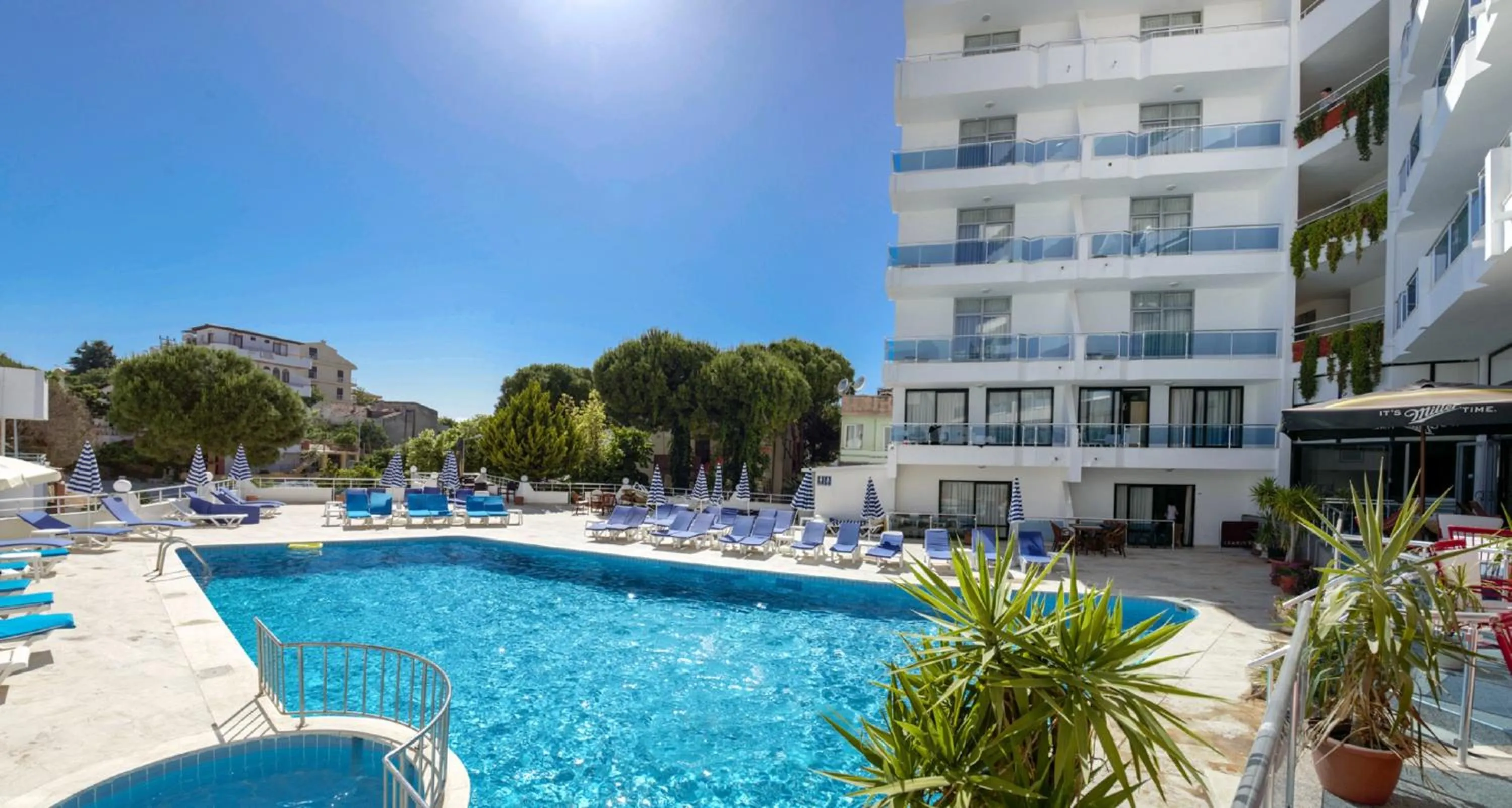 Facade/entrance in Ponz Hotel