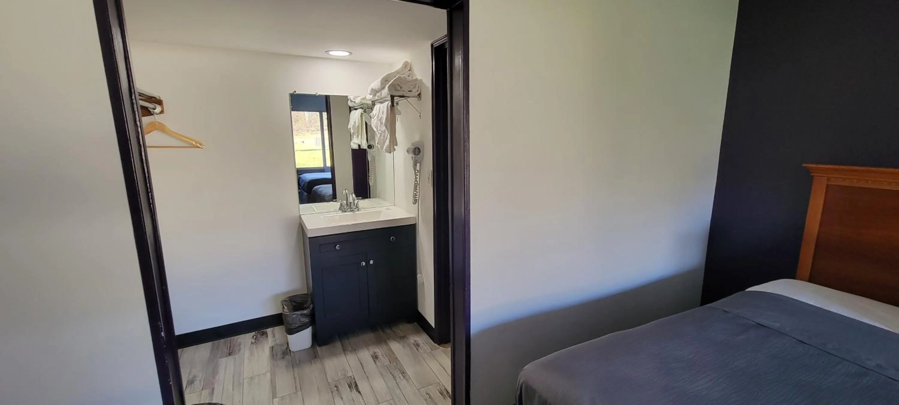 Bathroom, Bed in Newburgh Inn