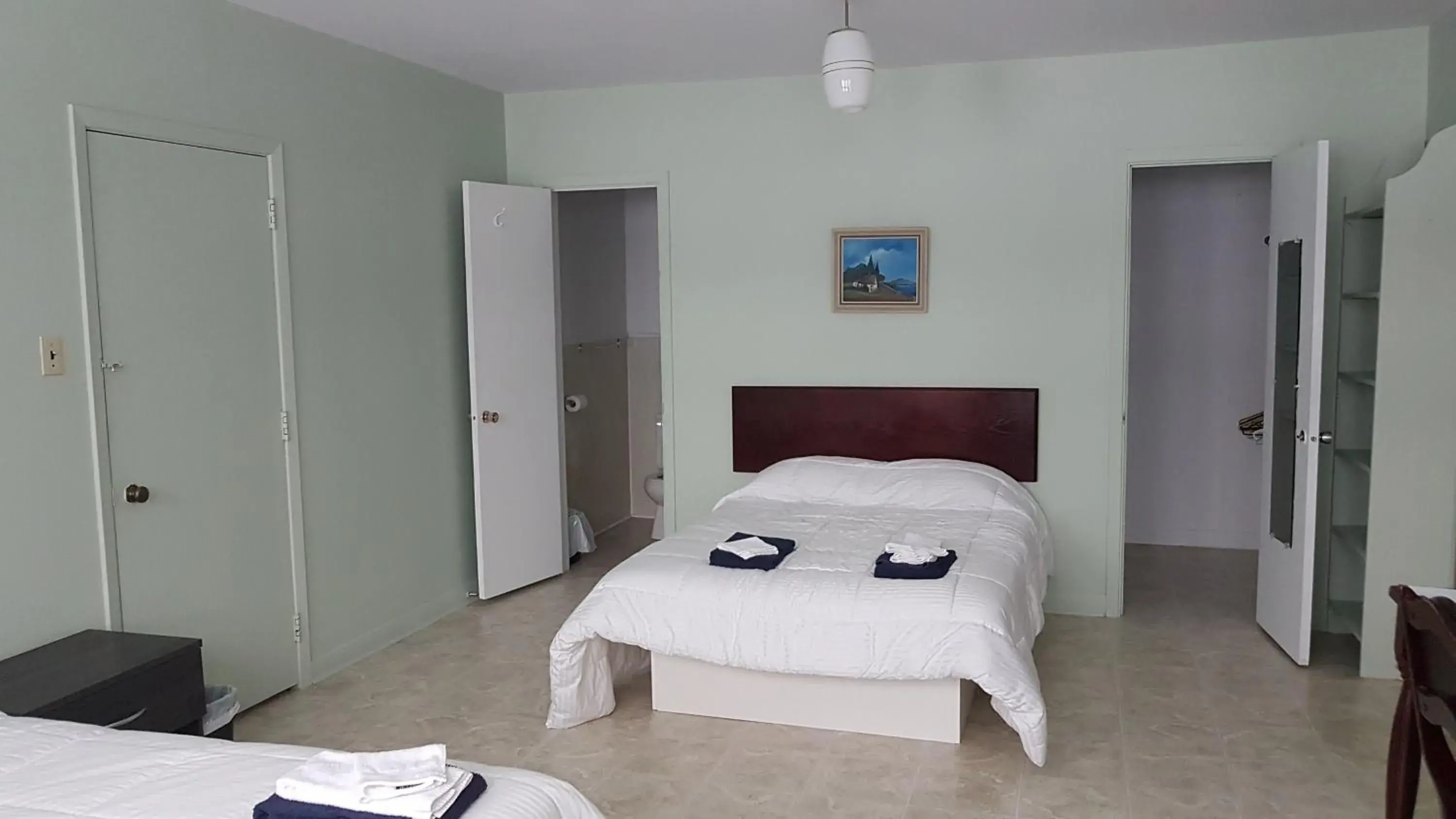 Quadruple Room with Private Bathroom in Domaine St-Viateur Quadruple Room with Private Bathroom in Domaine St-Viateur