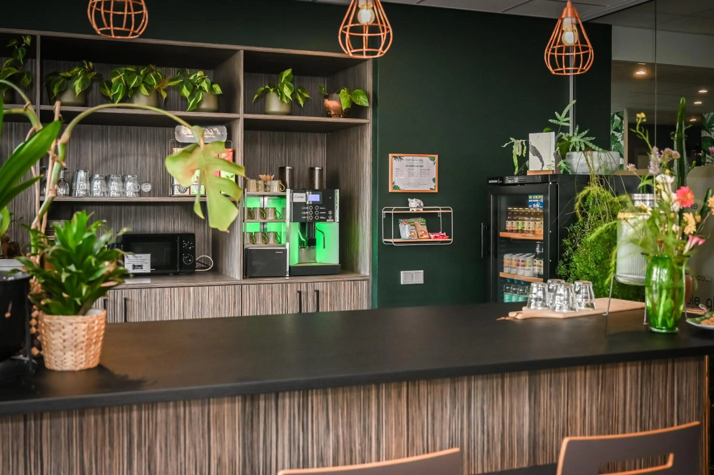 Coffee/tea facilities in Court Garden Hotel