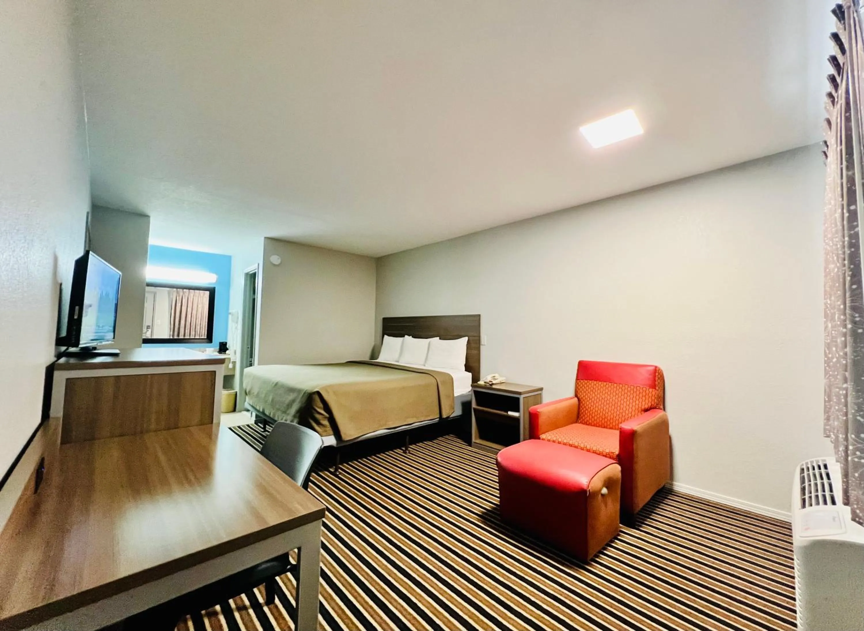 TV and multimedia, Bed in Suite 16 Motel