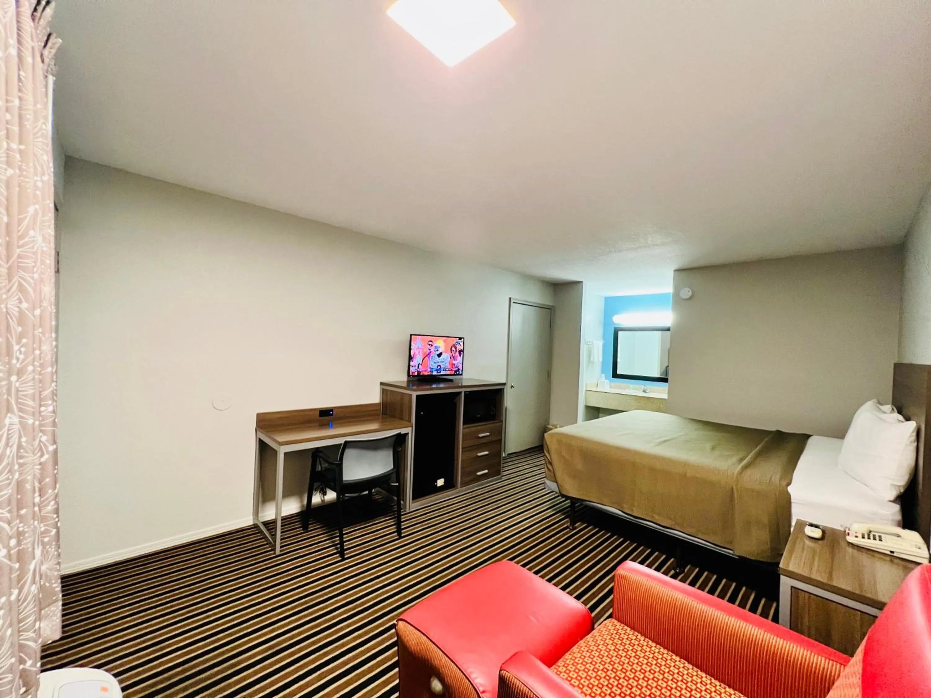 TV and multimedia, Bed in Suite 16 Motel