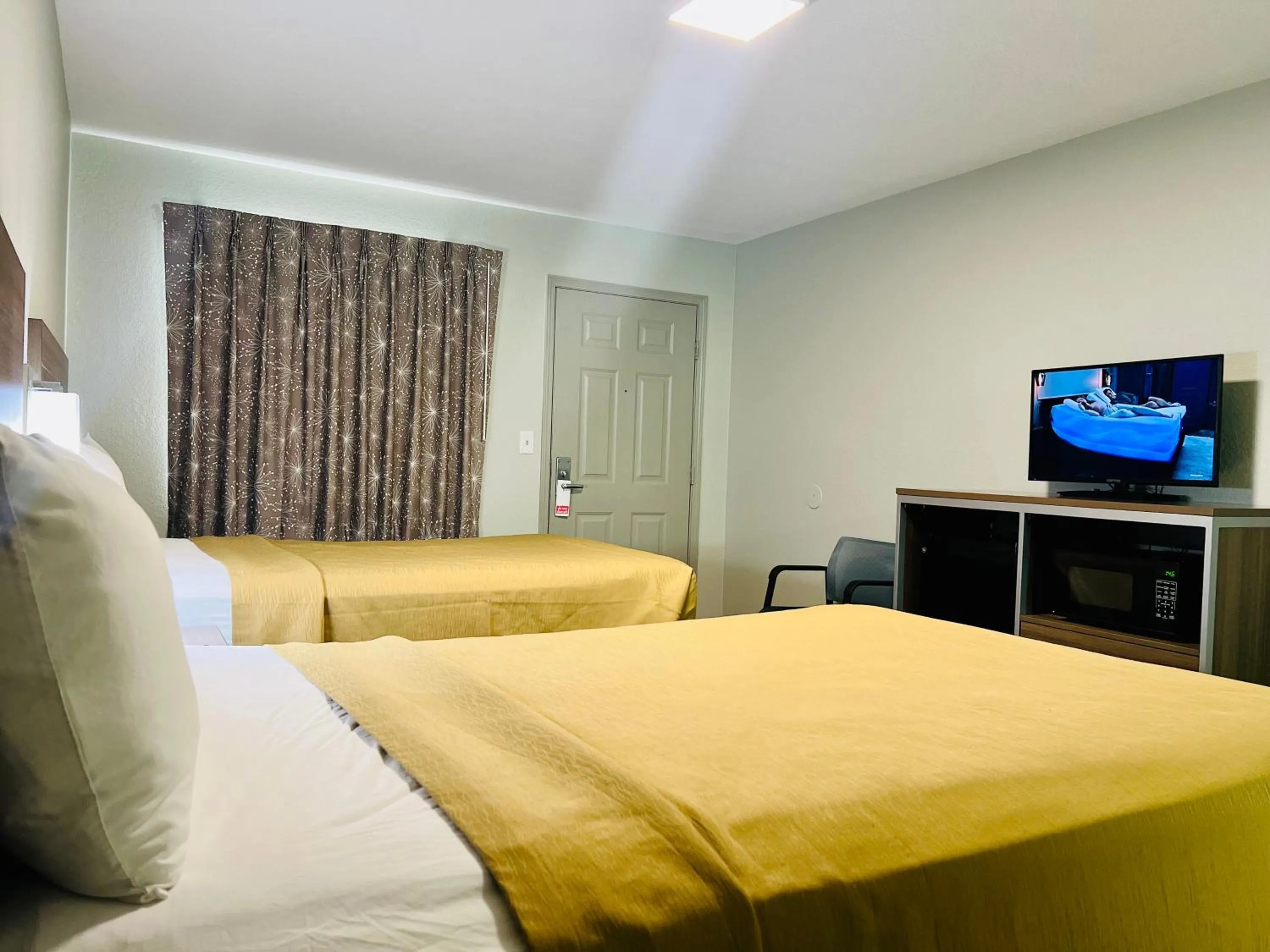 Bed in Suite 16 Motel