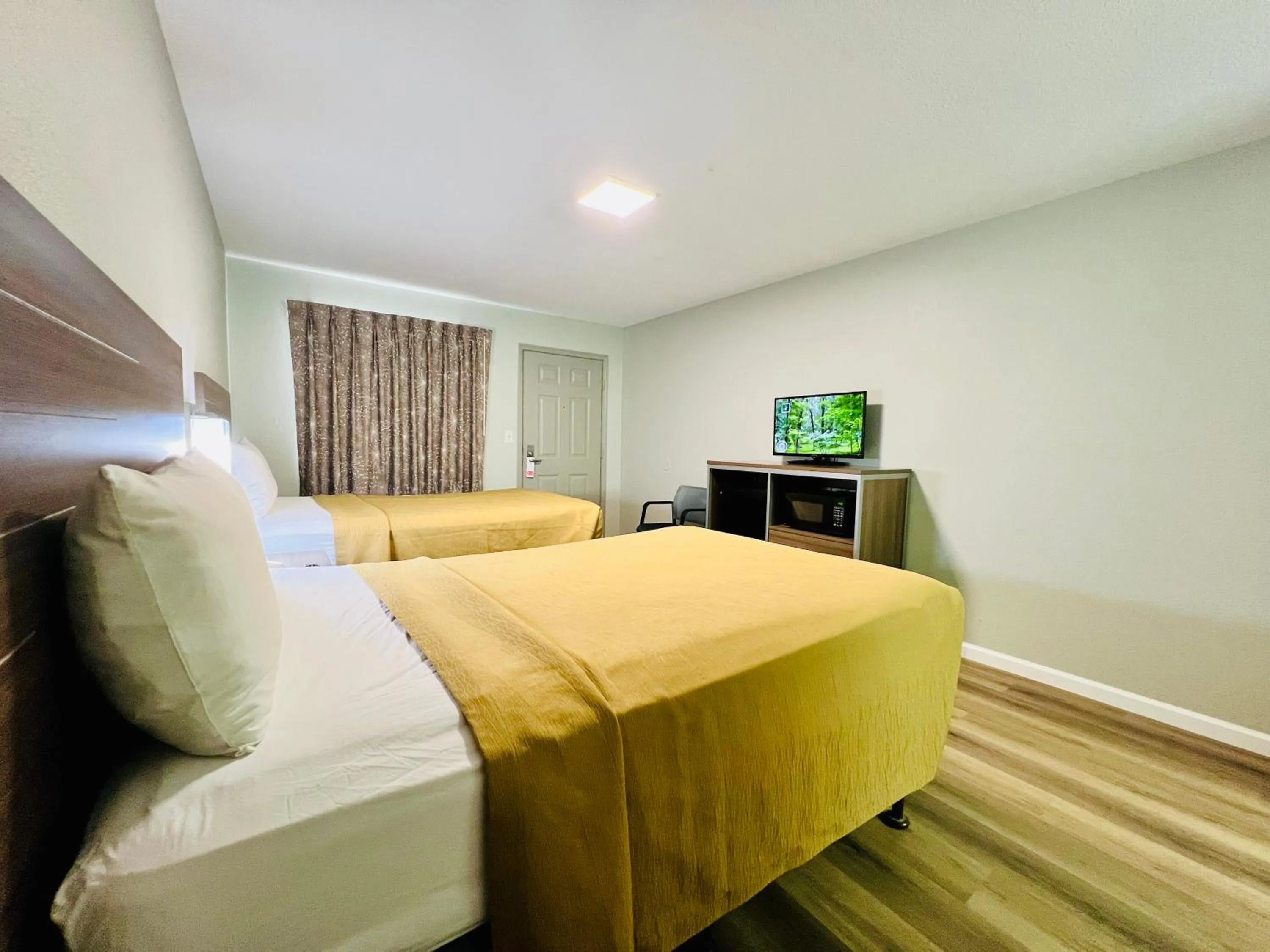 Bed in Suite 16 Motel