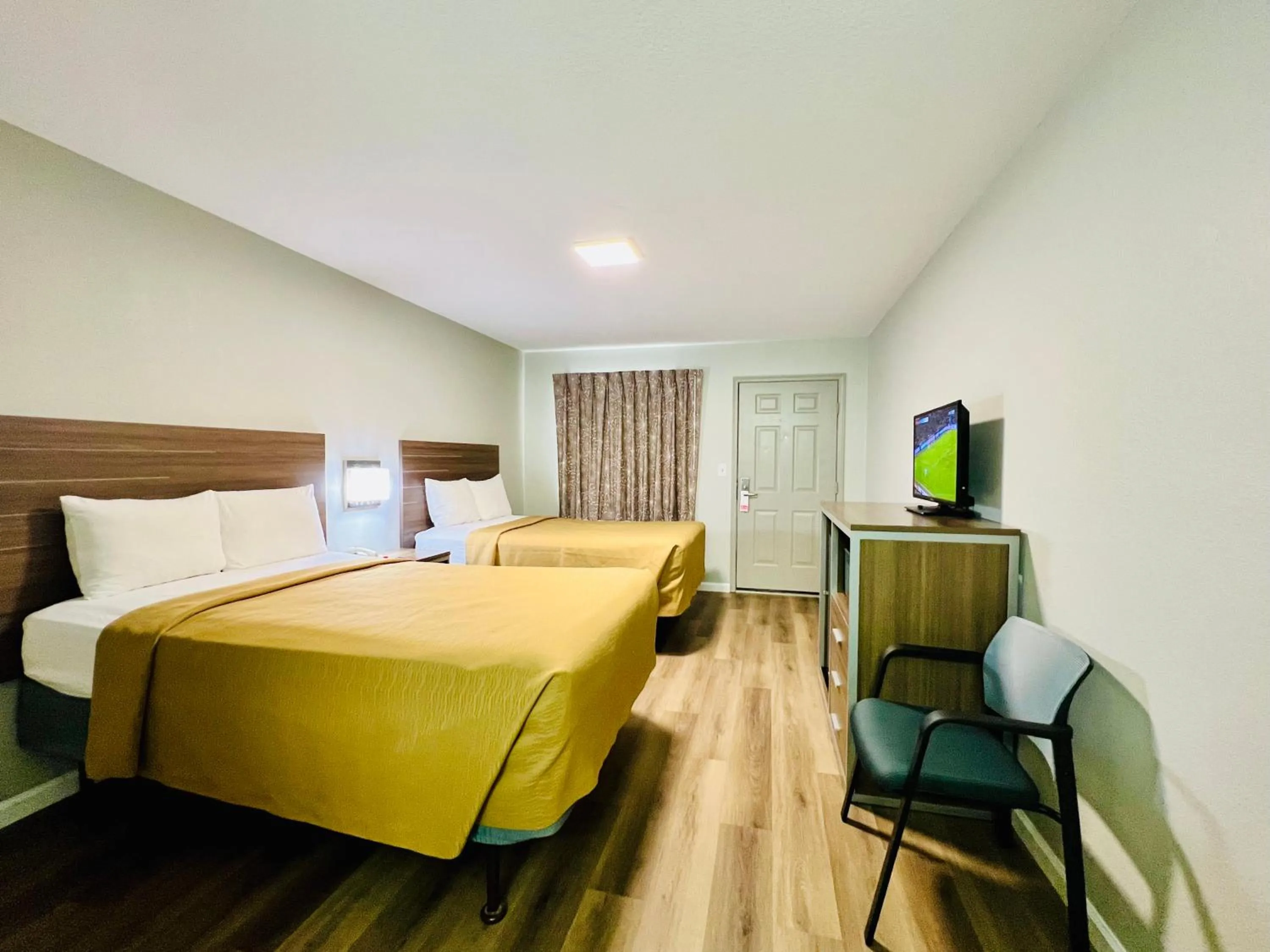 Bedroom, Bed in Suite 16 Motel