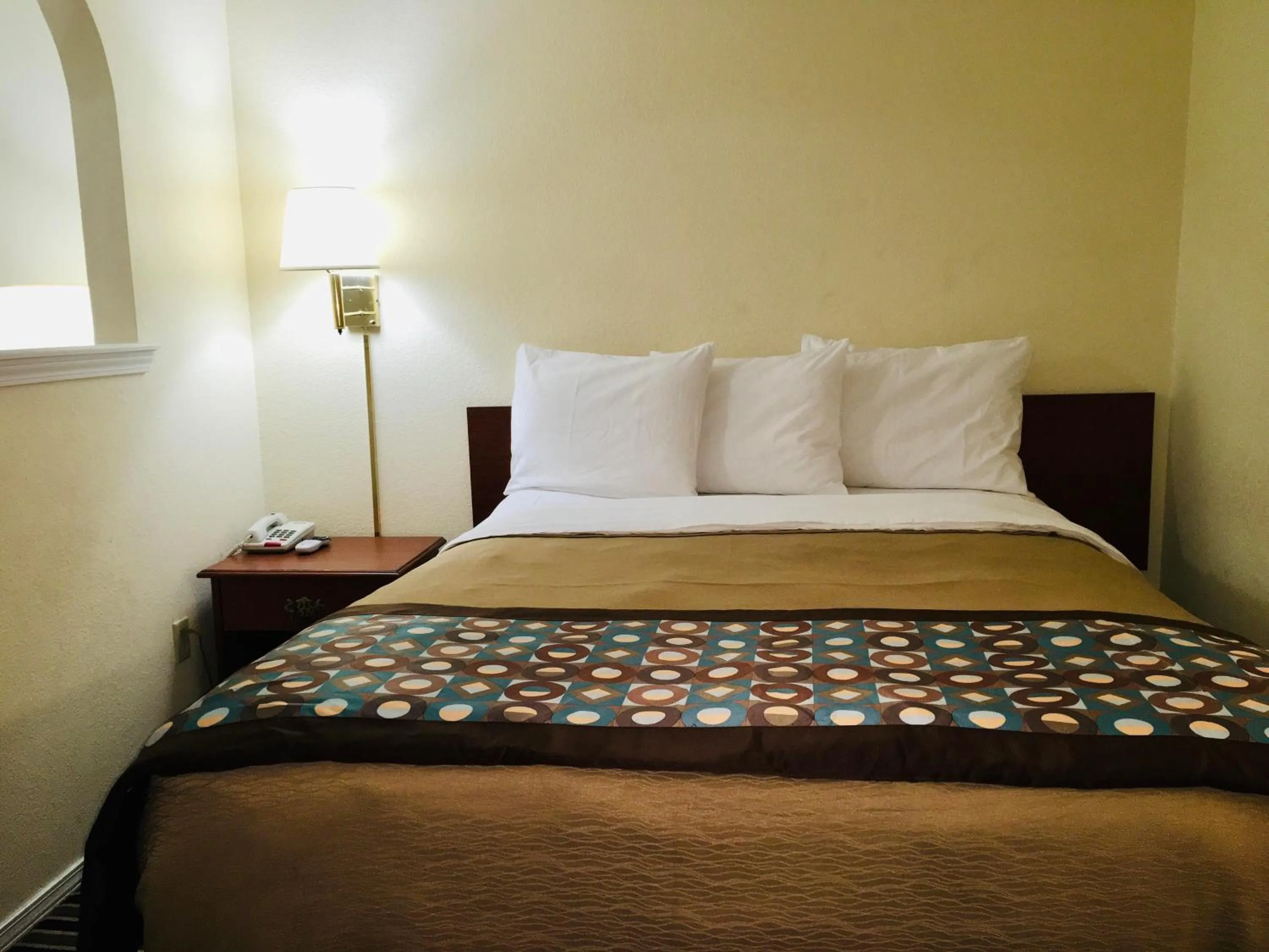 Bedroom, Bed in Suite 16 Motel