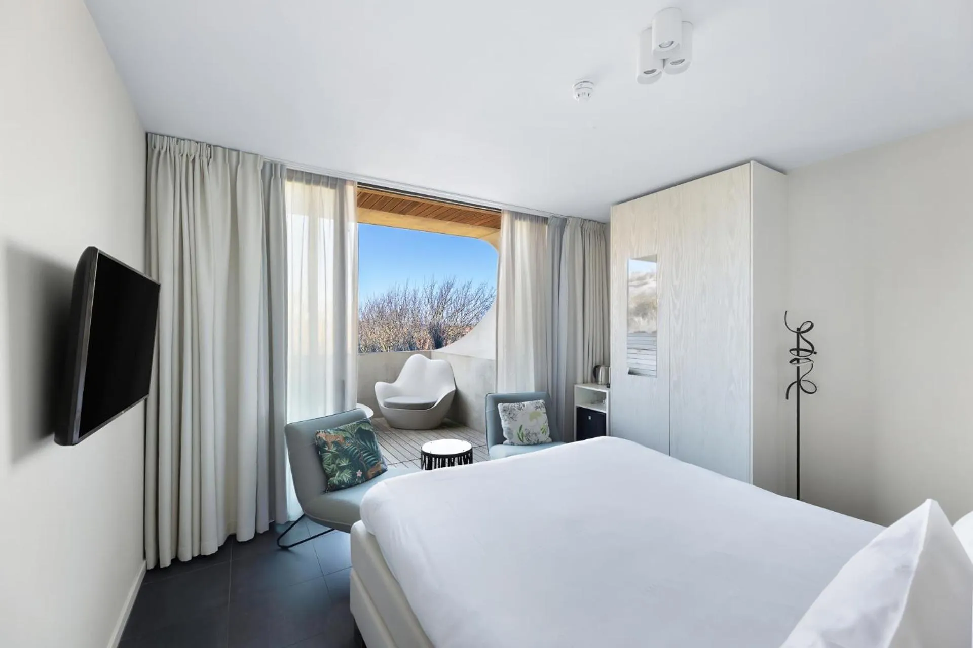 Photo of the whole room, Bed in Duinhotel Tien Torens