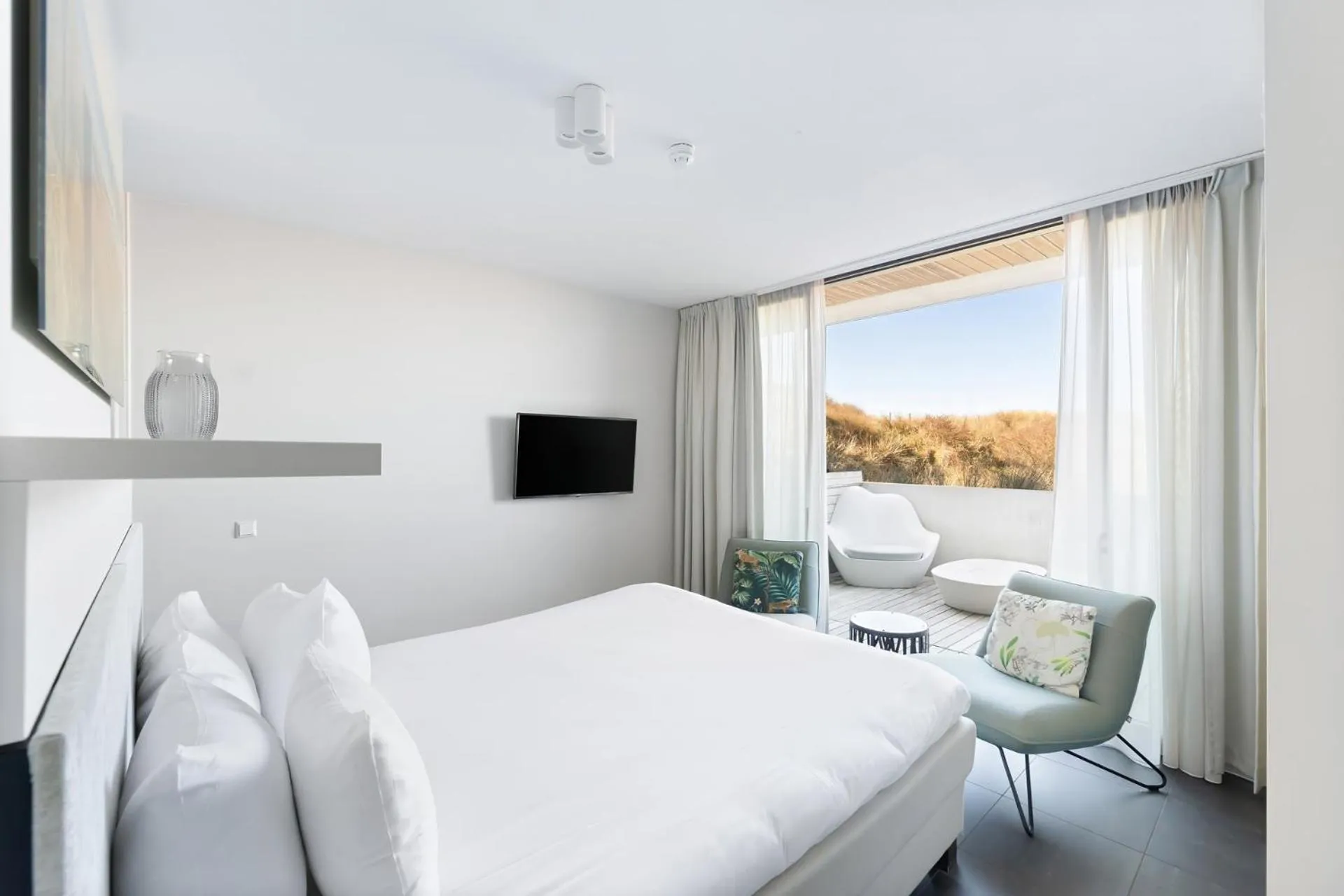 Photo of the whole room, Bed in Duinhotel Tien Torens