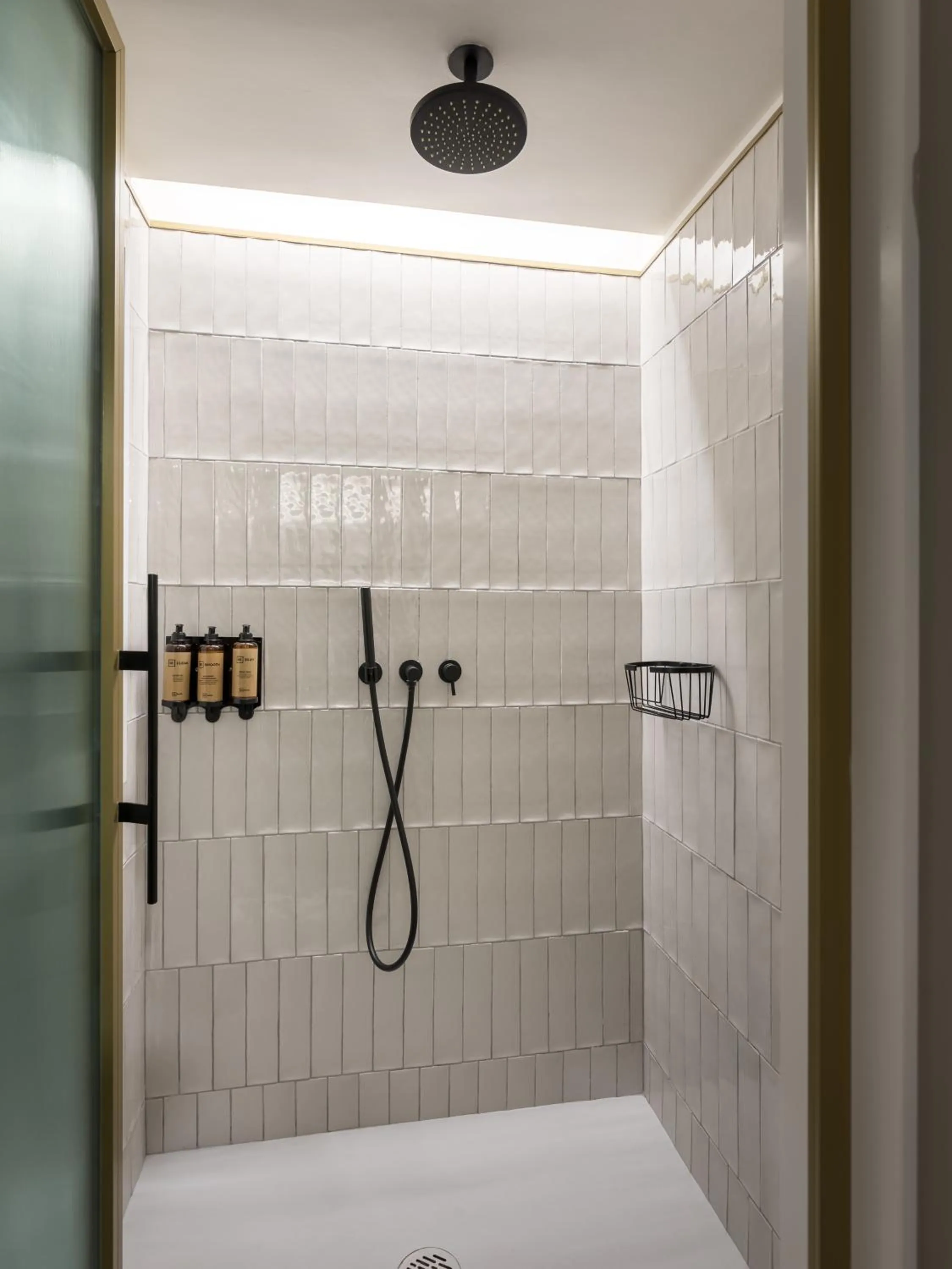 Shower in Be Mate Paseo de Gracia