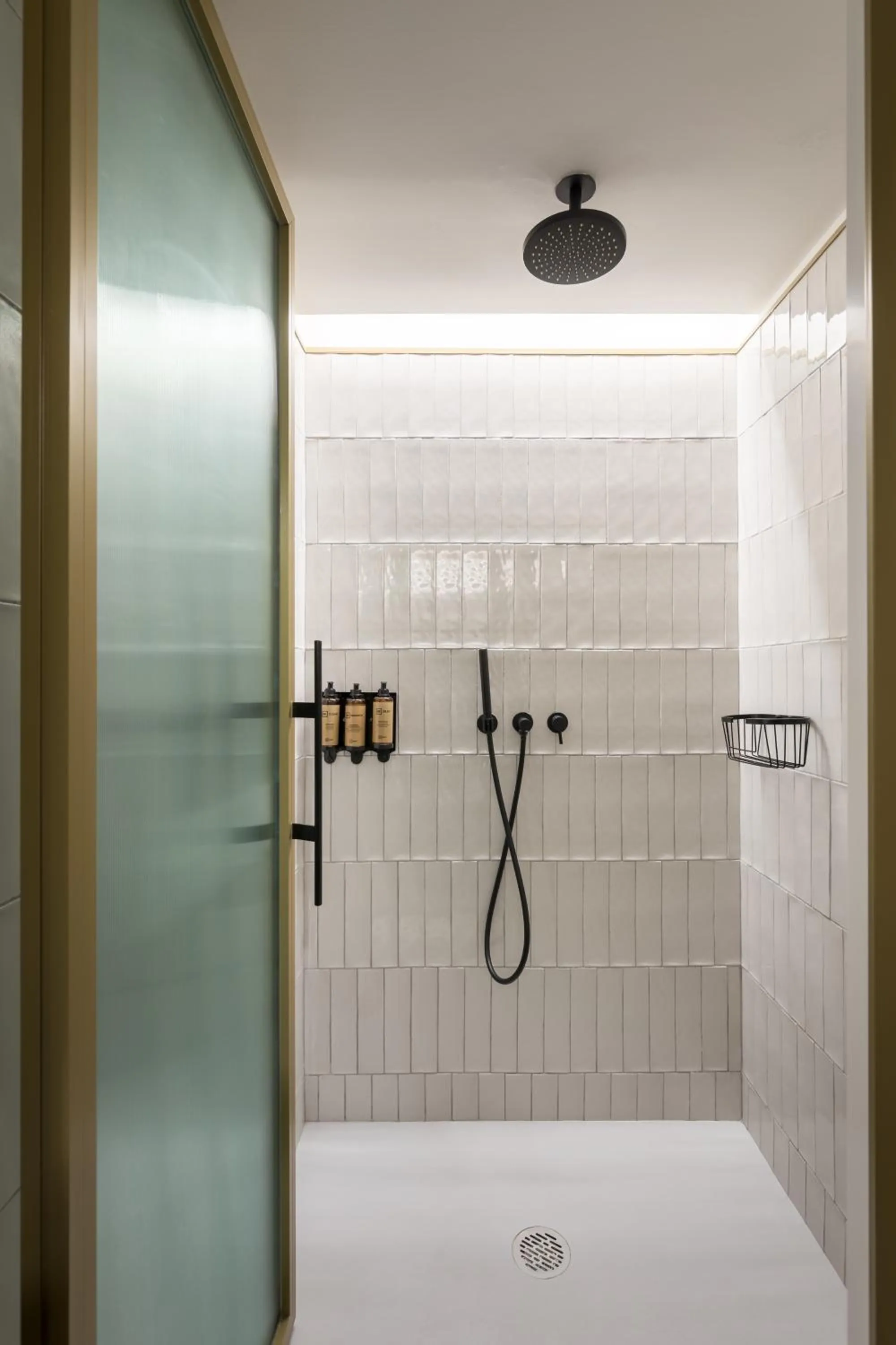 Shower in Be Mate Paseo de Gracia