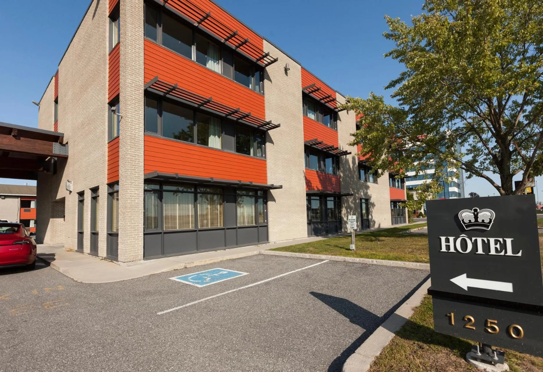 Facade/entrance in Le Dauphin St-Hyacinthe