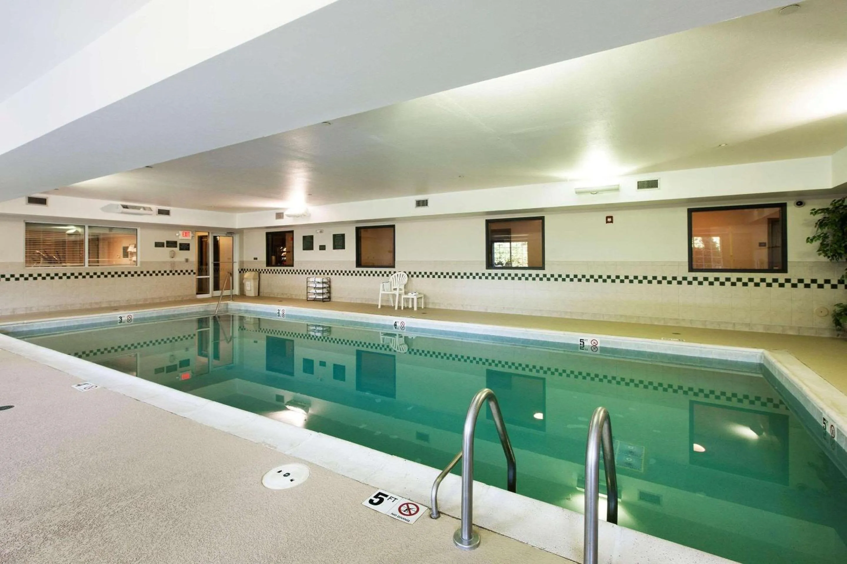 Swimming pool in Country Inn & Suites by Radisson, Tinley Park, IL