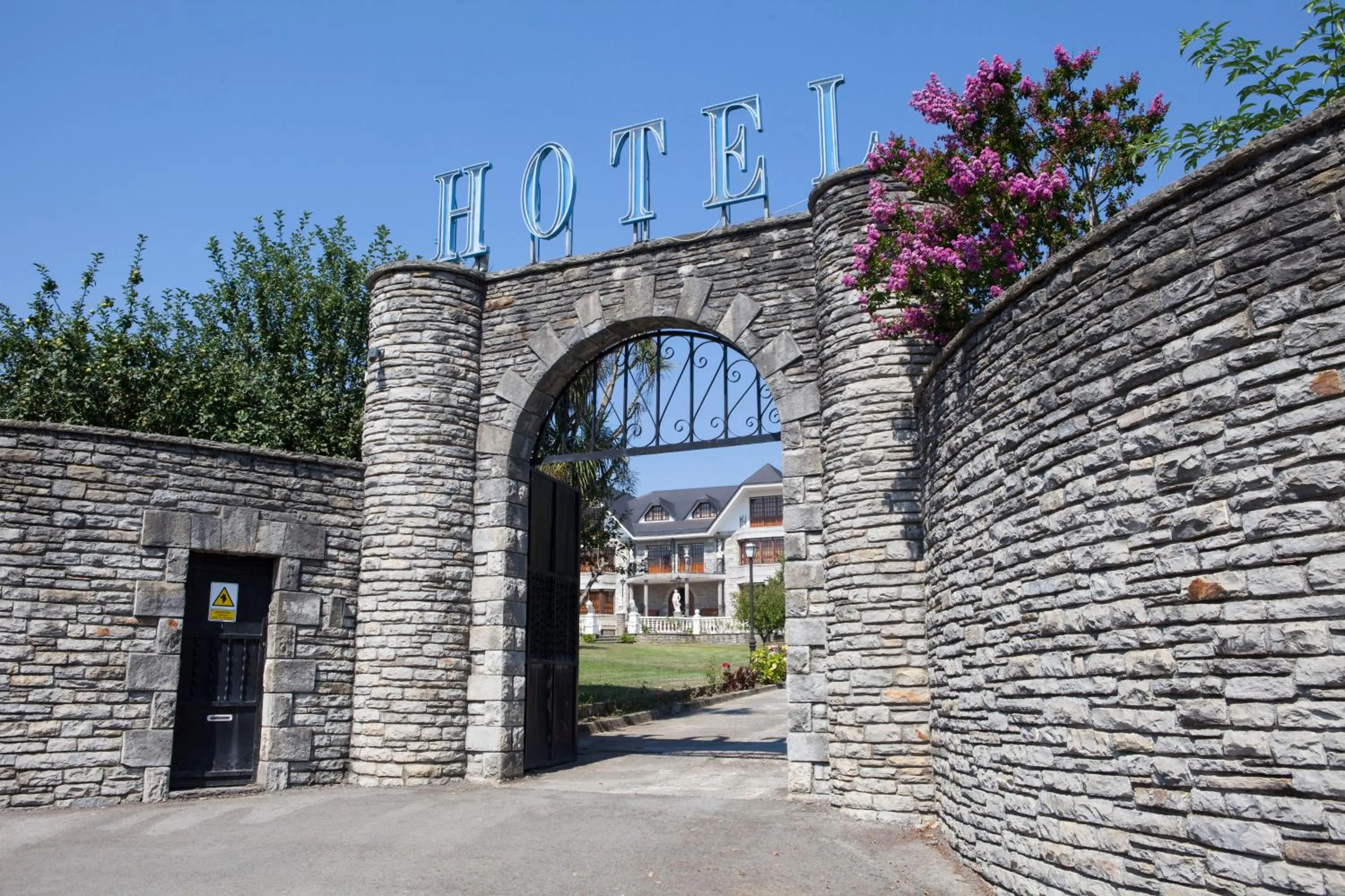 Facade/entrance in Hotel Antoyana