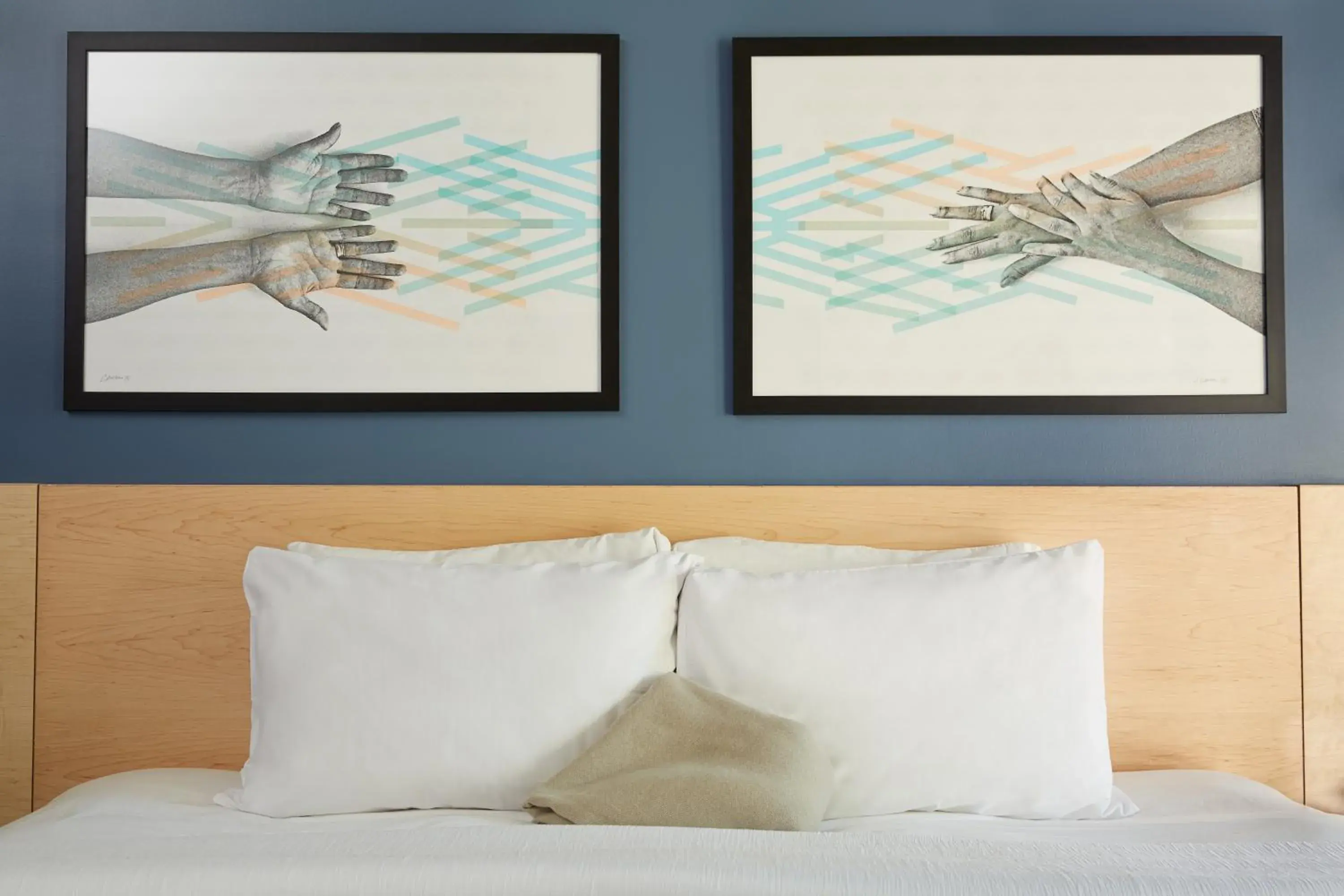 Queen Room in Le Dauphin Montréal Centre-Ville Queen Room in Le Dauphin Montréal Centre-Ville