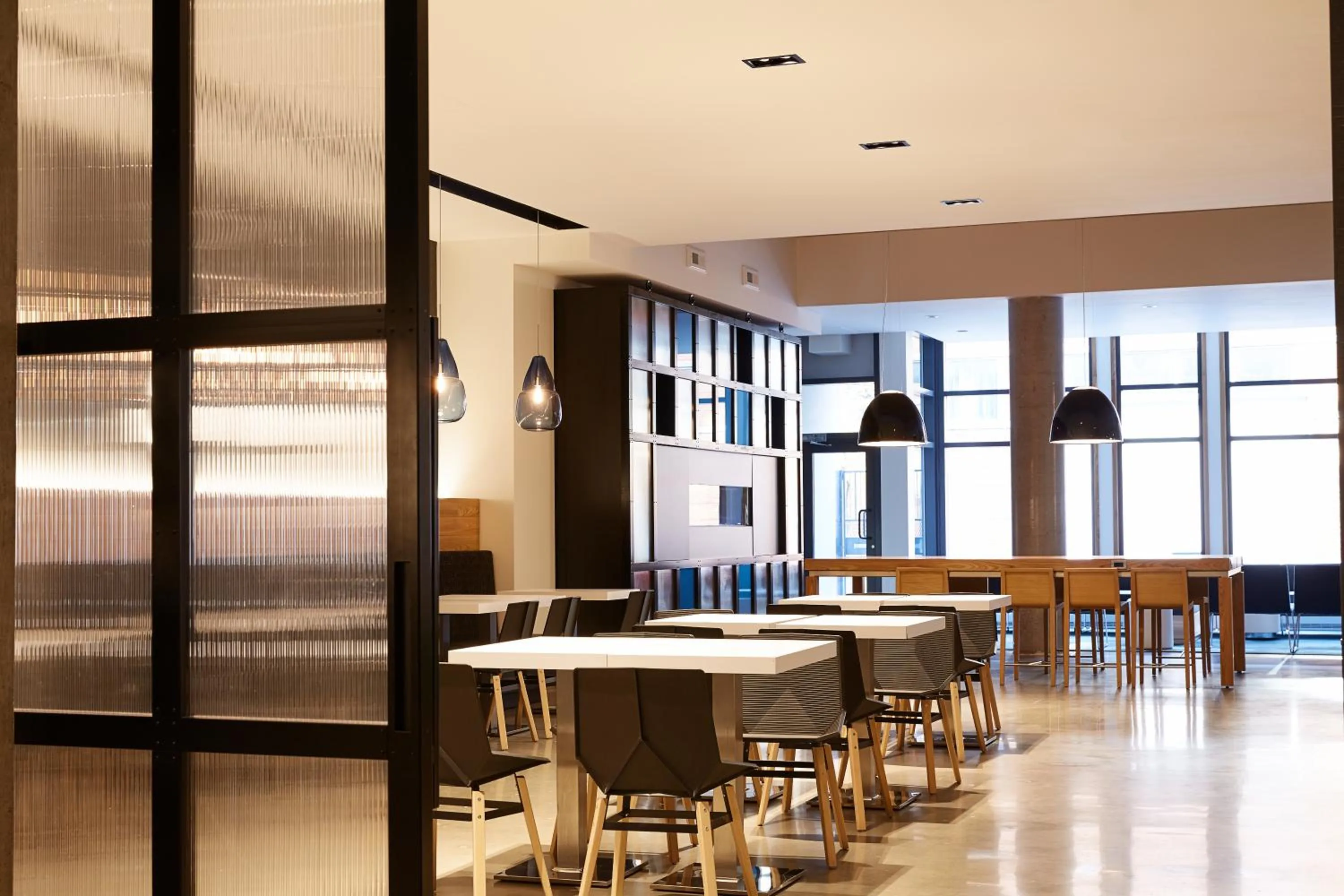 Restaurant/places to eat in Le Dauphin Montréal Centre-Ville