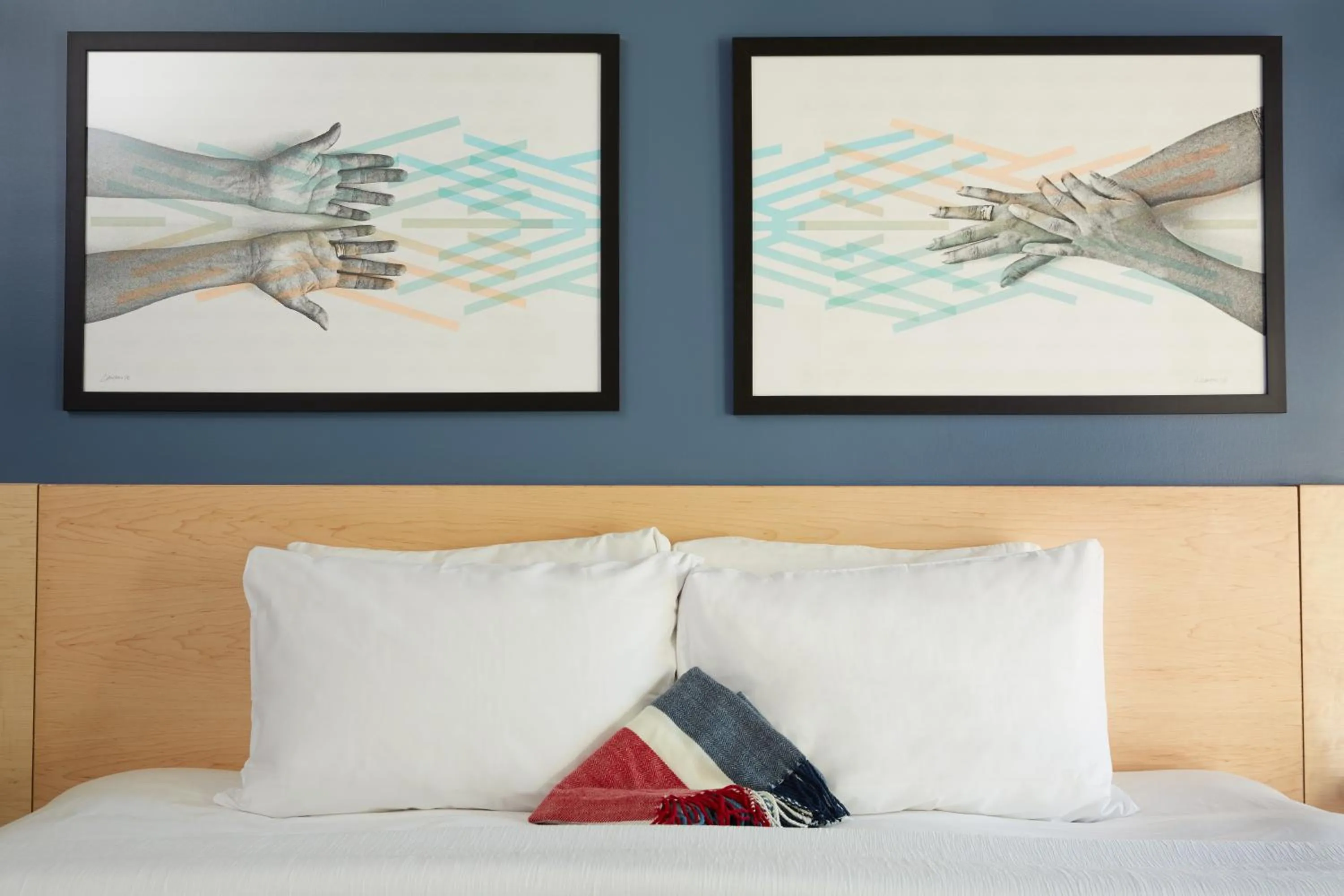 Bedroom, Bed in Le Dauphin Montréal Centre-Ville