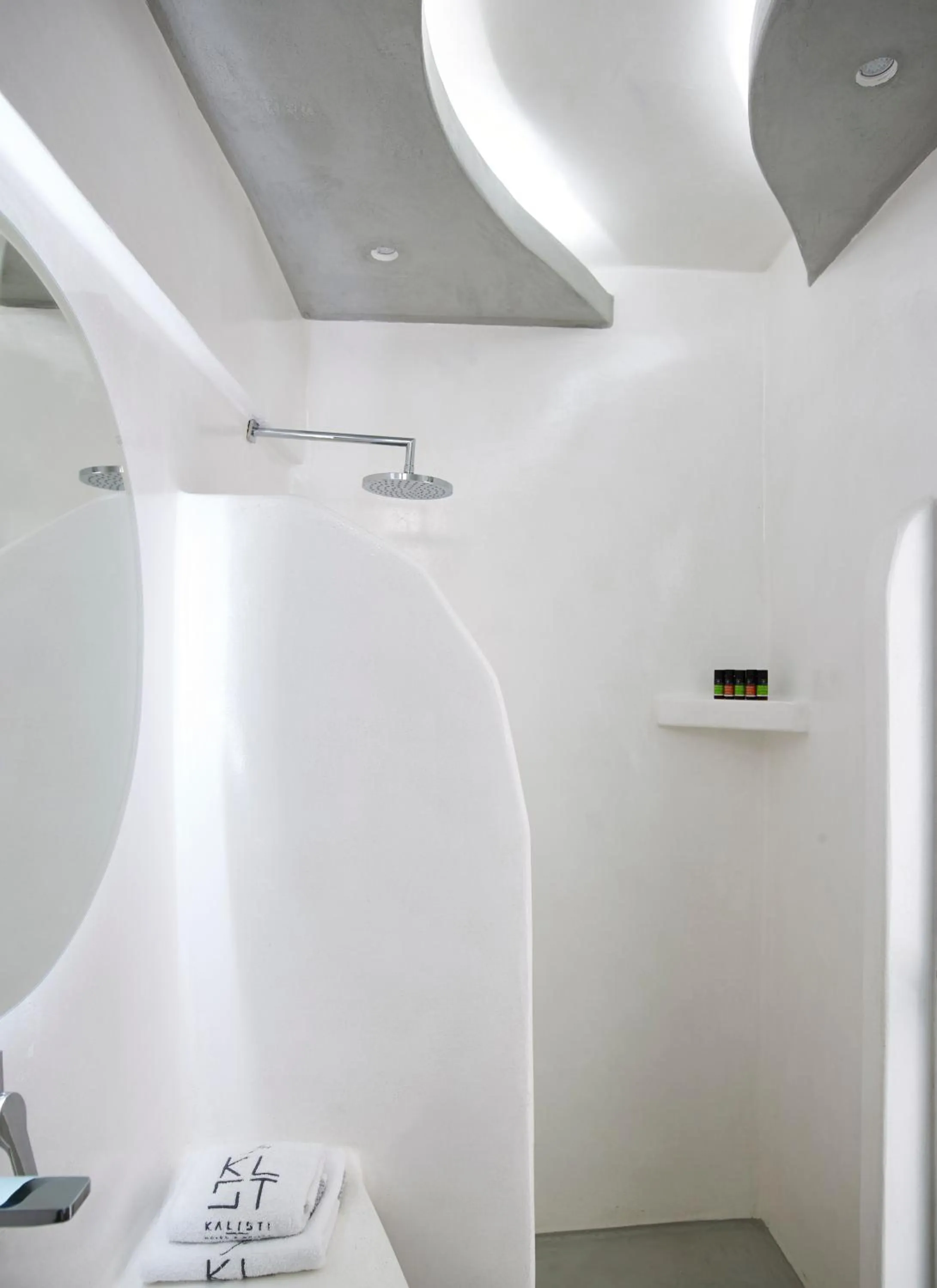 Shower in Kalisti Hotel & Suites