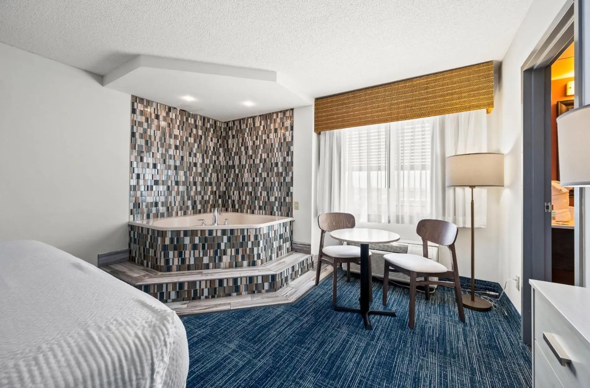 Hot Tub, Bed in Hotel Monte Carlo Ocean City