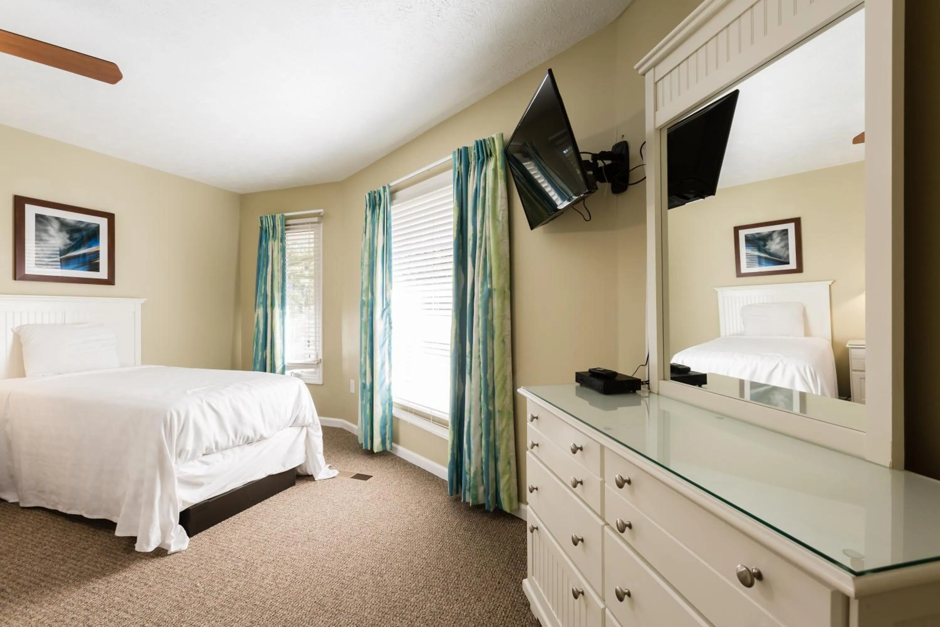 Bedroom, Bed in Country Club Villas