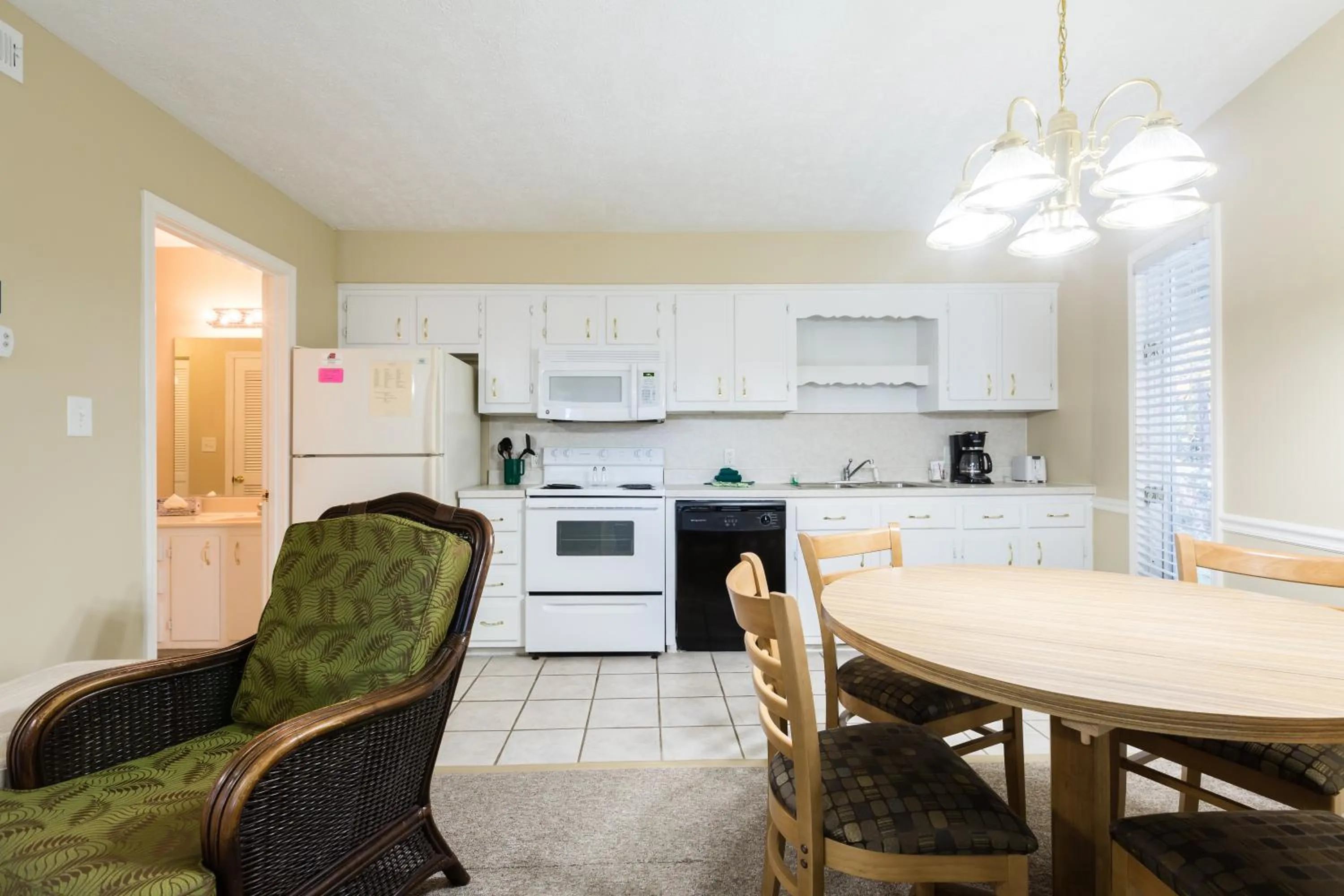 Kitchen or kitchenette in Country Club Villas